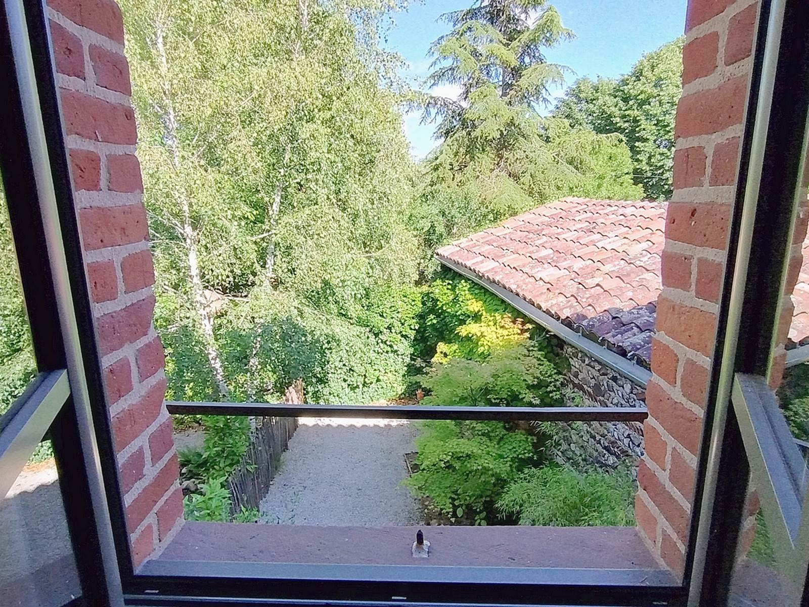 16-bis-gite-hotel-marssac-salle de bain-vue jardin