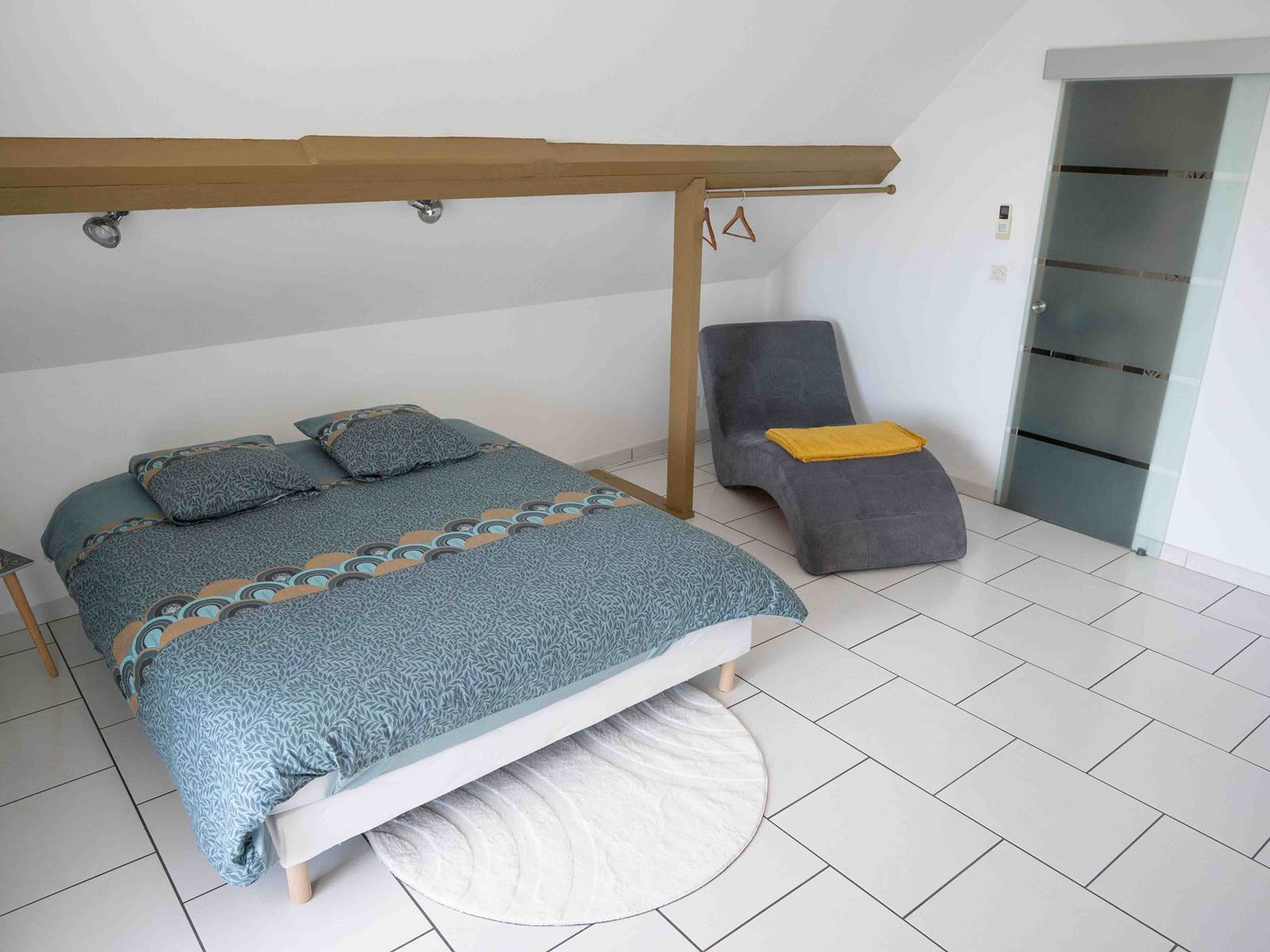 Grande chambre à l'étage avec lit 160x200