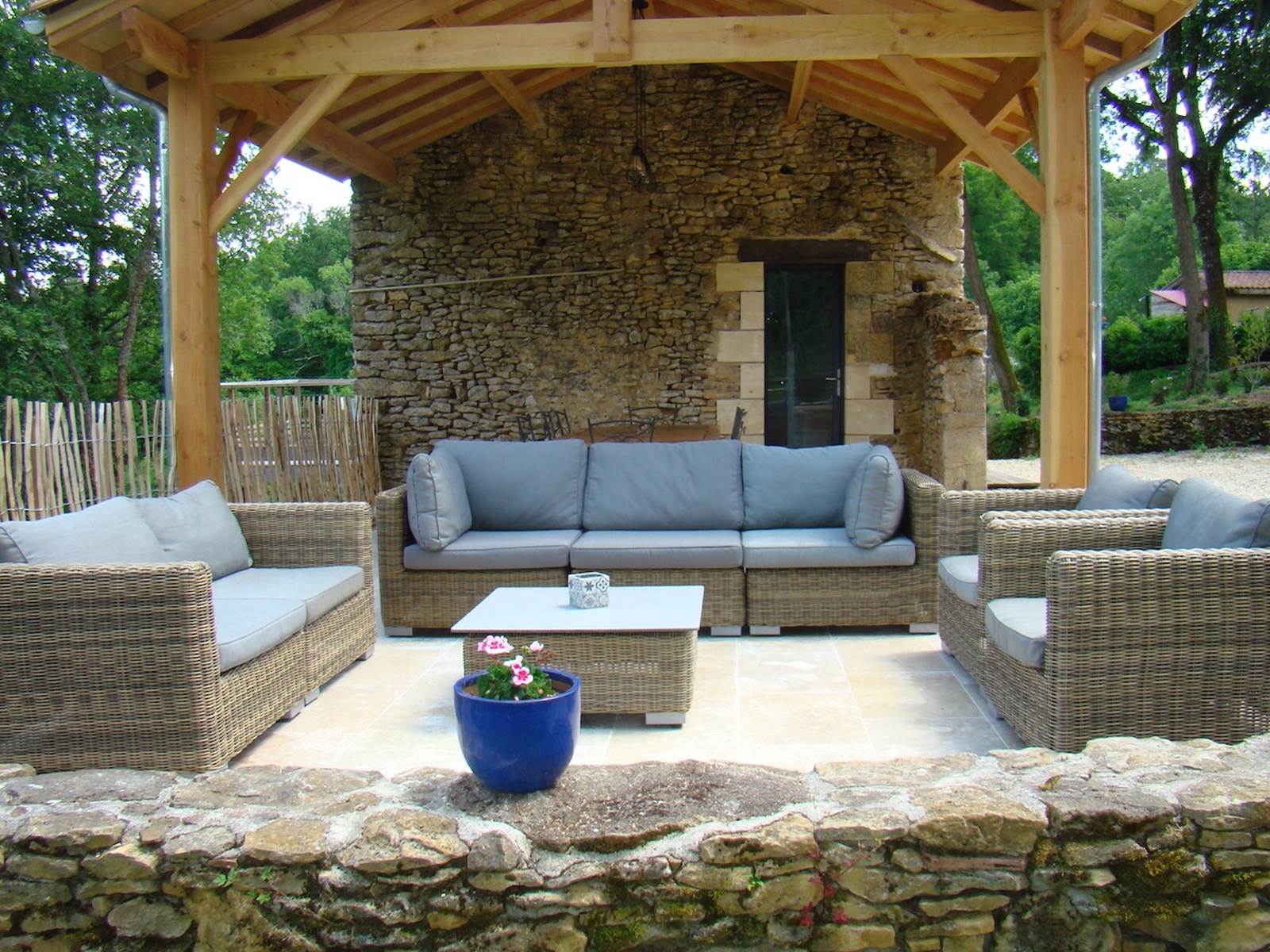 Grande terrasse semi-couverte