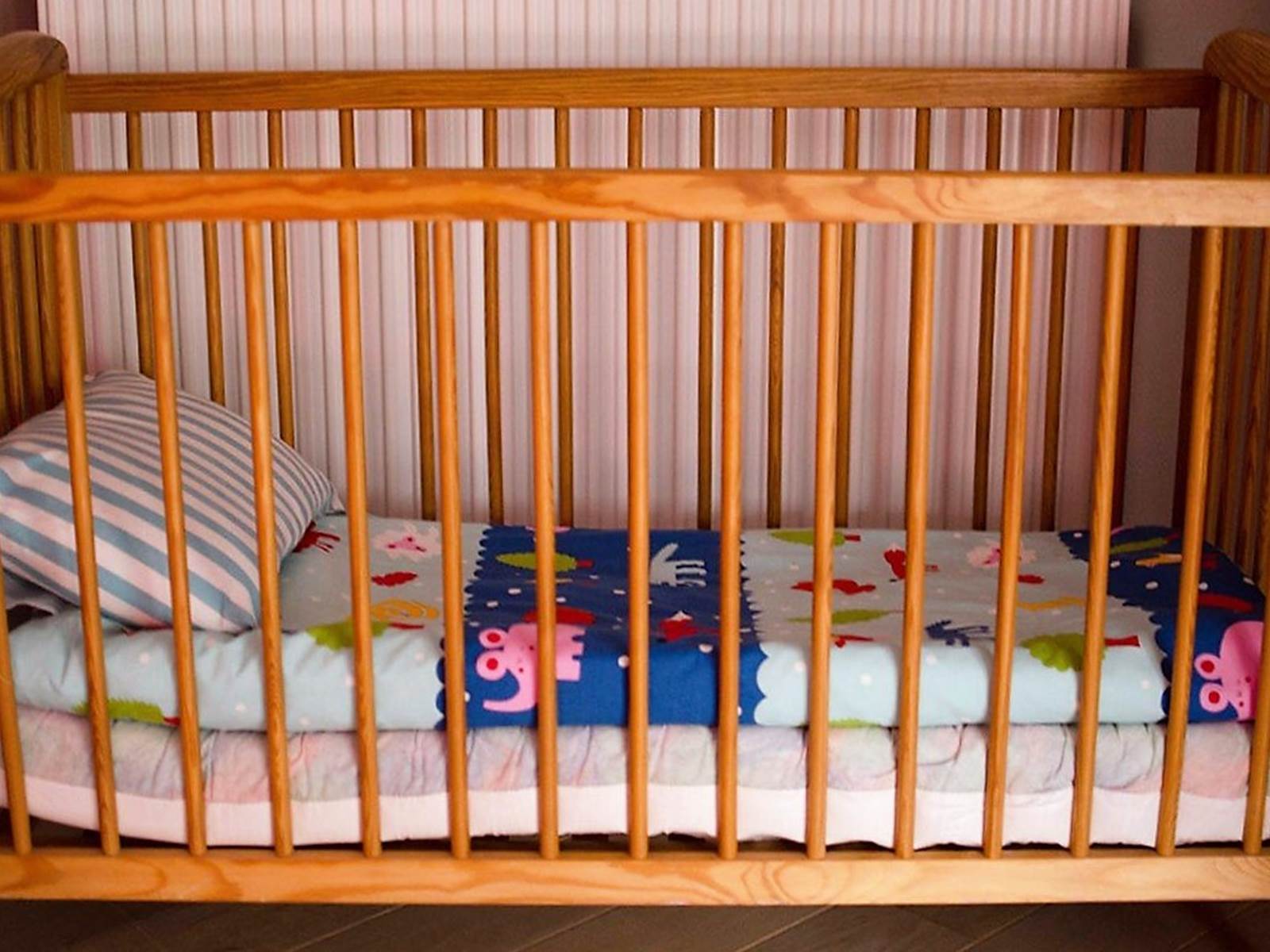 Bébé sera protégé dans ce lit cage de la chambre Fuschia