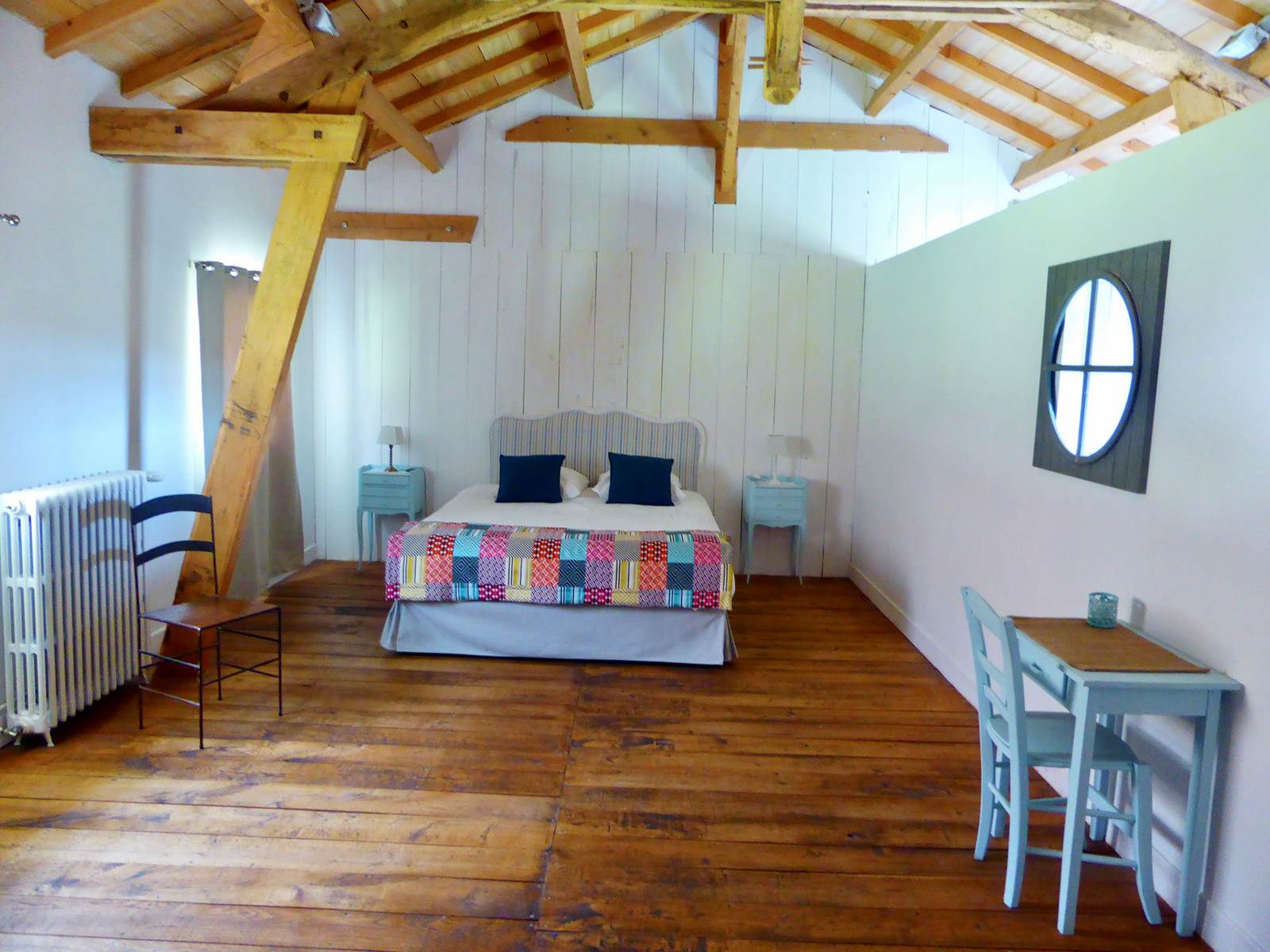 Chambre spacieuse, ancien séchoir à tabac-carousel