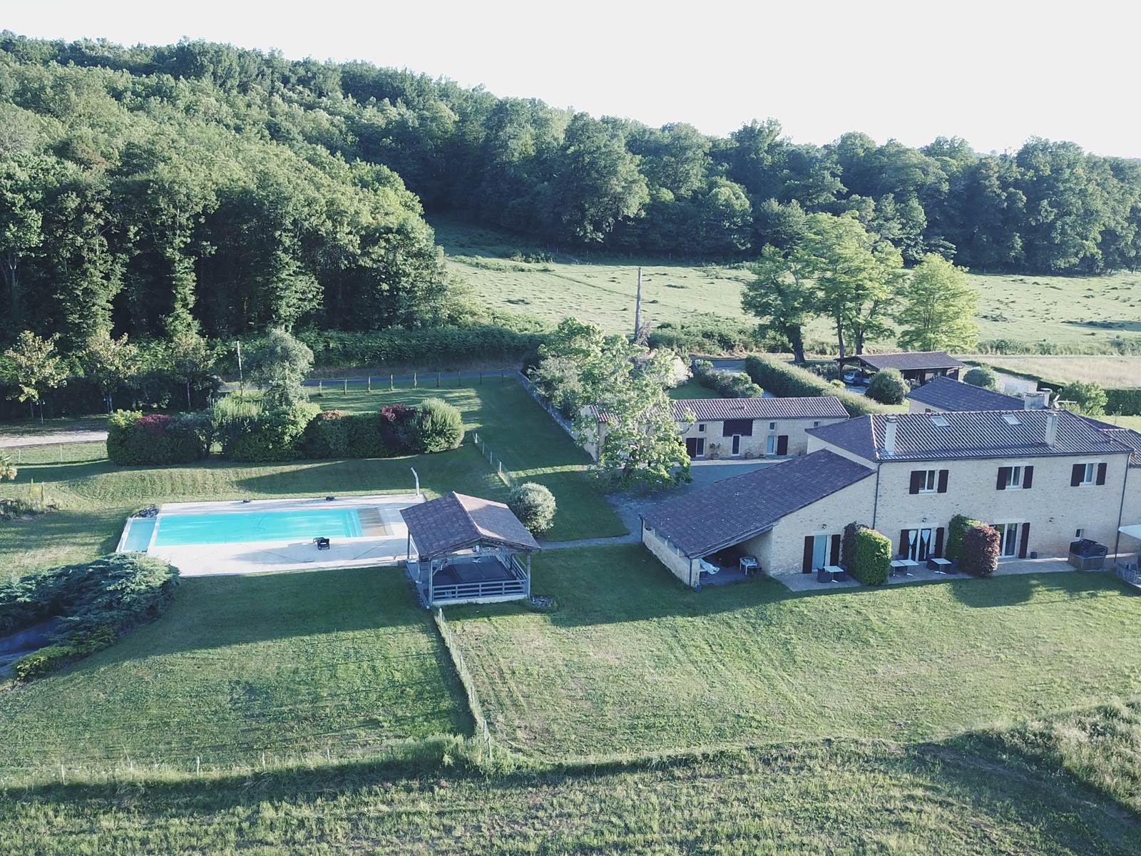 DOMAINE DU CHAMP DE L'HOSTE - maison d'hôtes à Larzac 24170 - domaine du champ de l'Hoste - piscine - Dordogne - location gîte - location maison de vacances - piscine - Vue du domaine par notre drone.