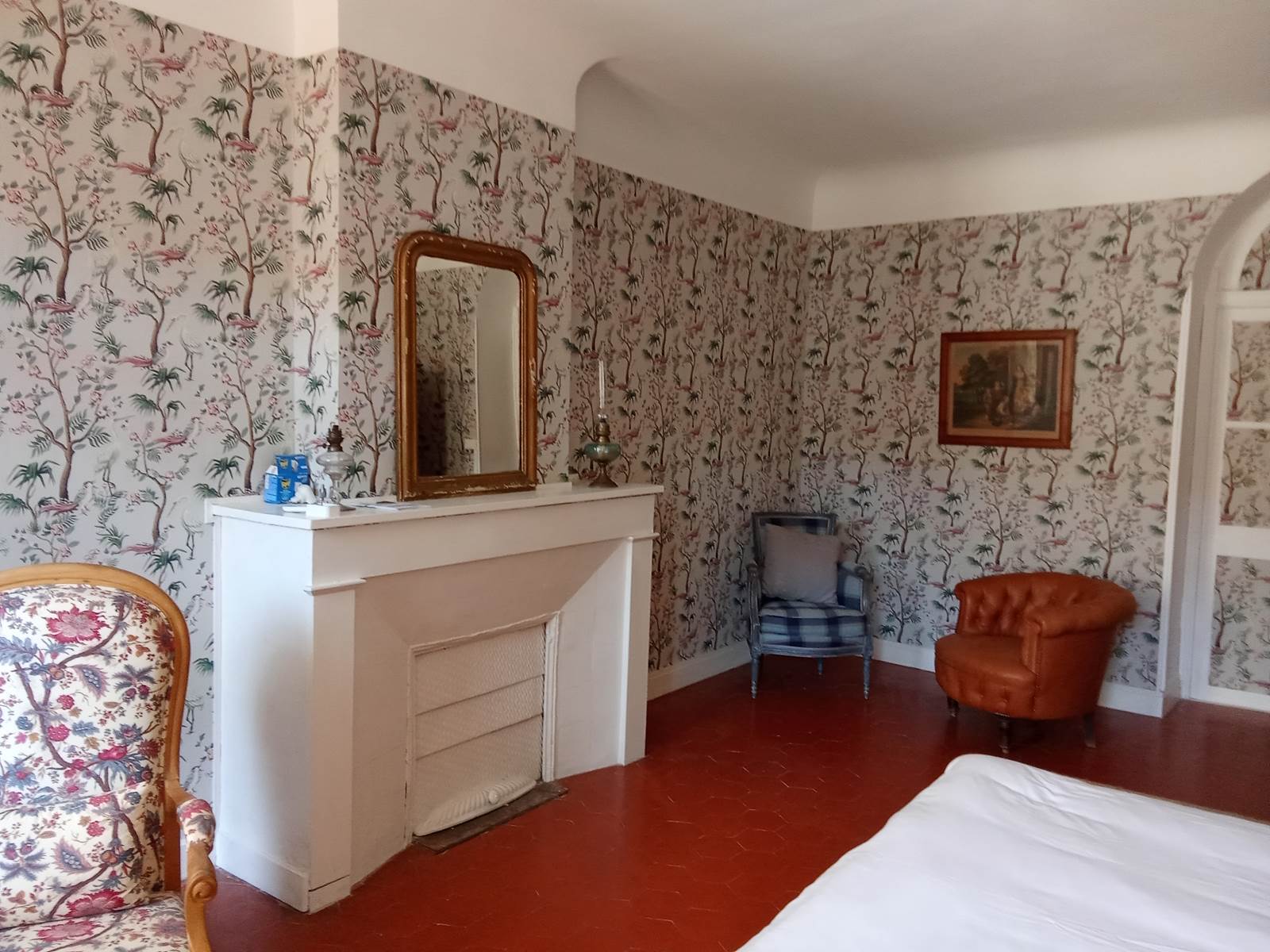 Le Mas Palegry chambres d'hôtes Perpignan - Chambre n°4 suite aux oiseaux une chambre parentale avec un lit double. Une chambre avec 3 lits simples, un grand bureau et une table en marbre. Une salle de bains