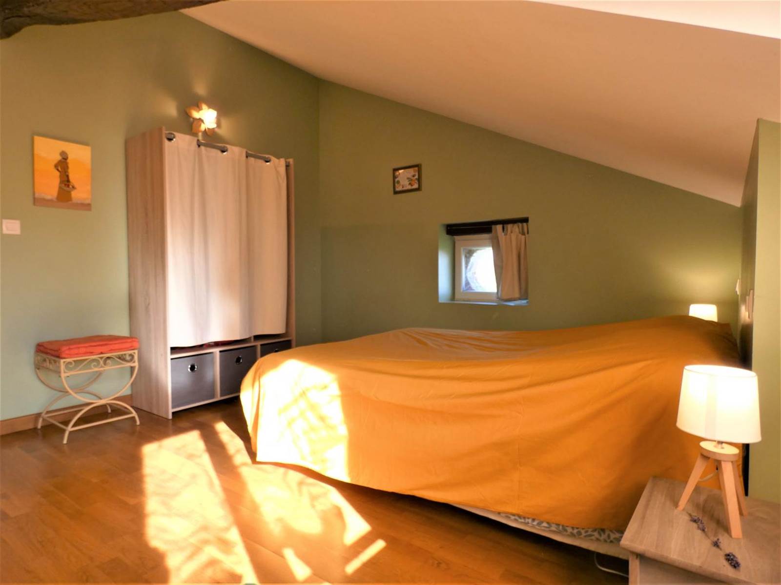 Chambre avec penderie + table / bureau