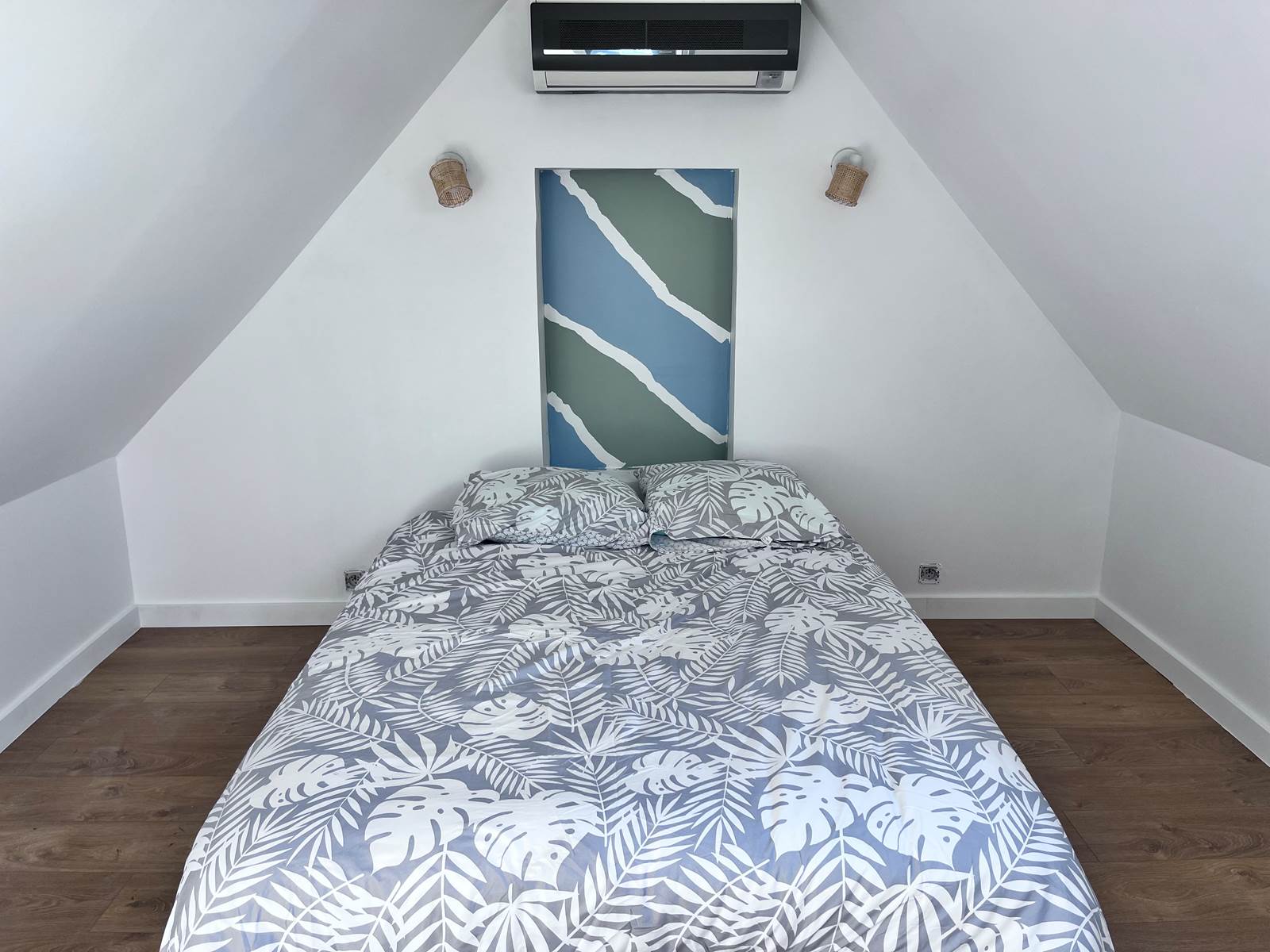 Chambre à l'étage lit 140x190