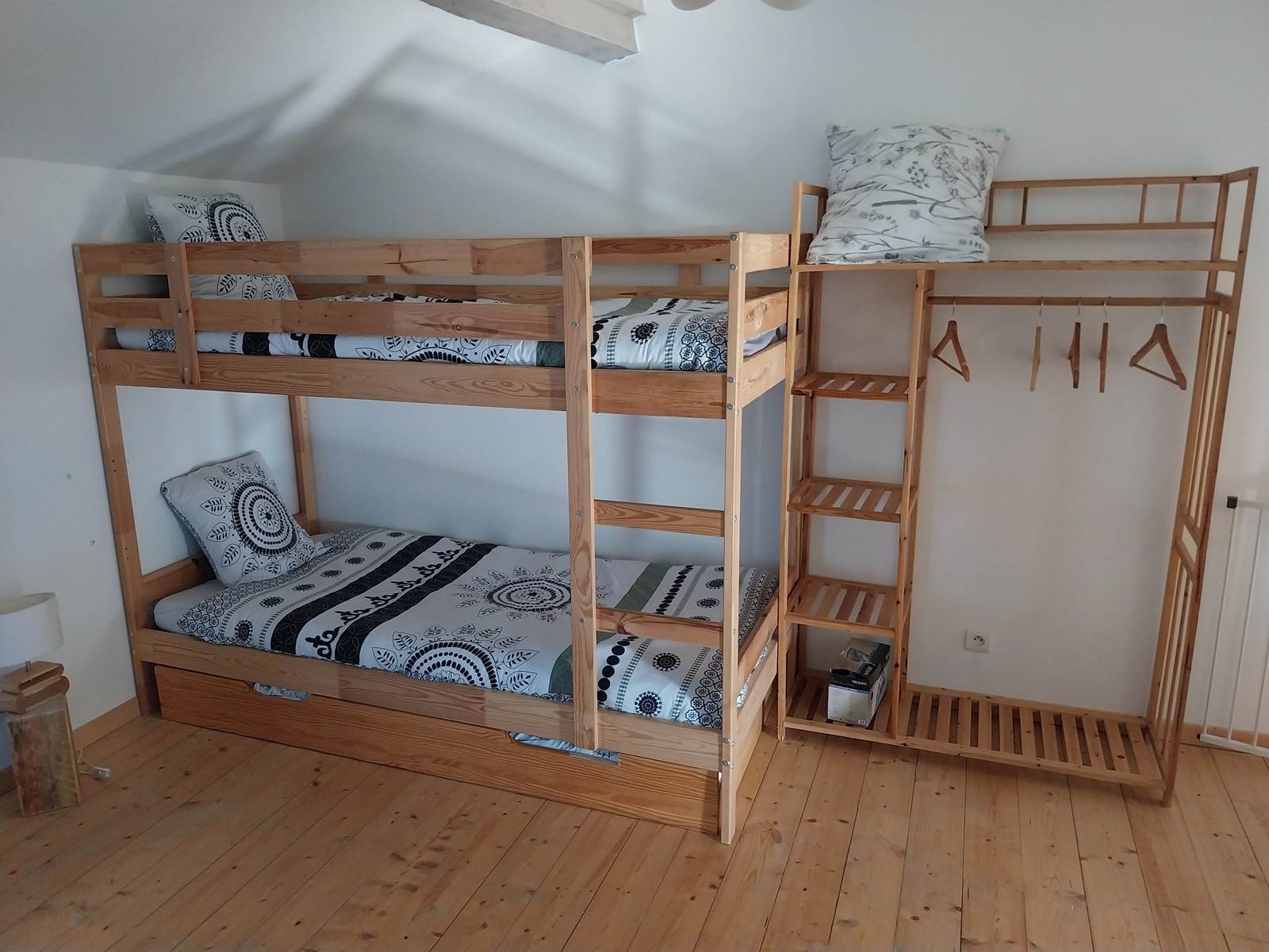 vue lis superposé avec penderie gite 1