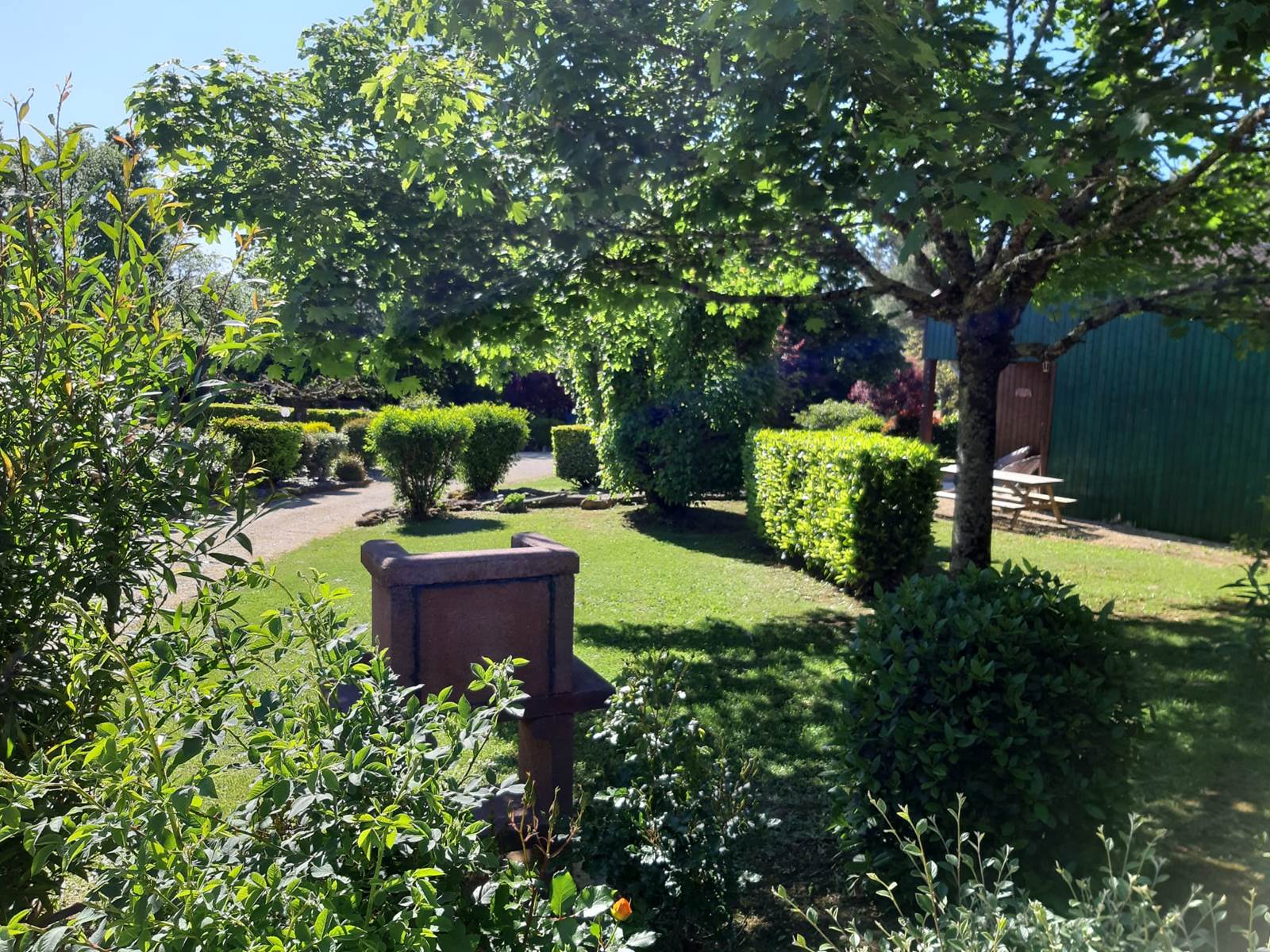 Coin du jardin avec barbecue partagé