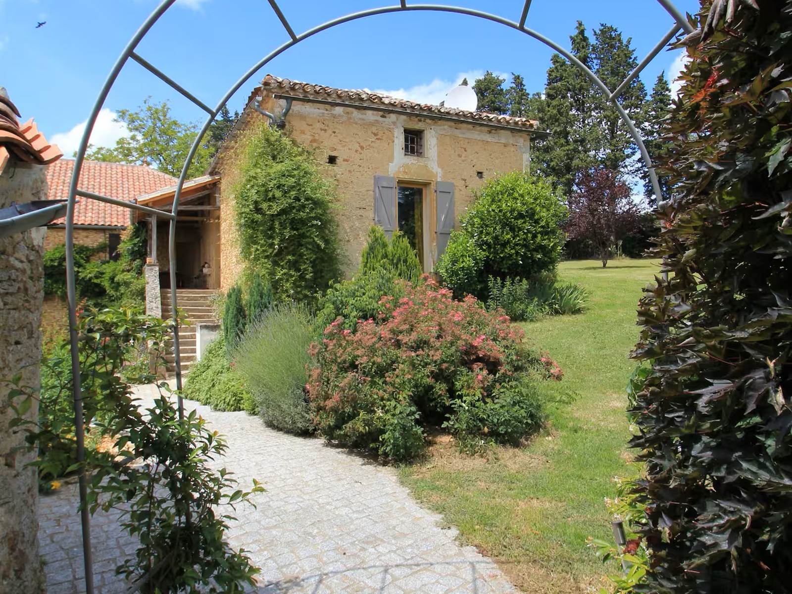 Passage pavé reliant les 2 maisons