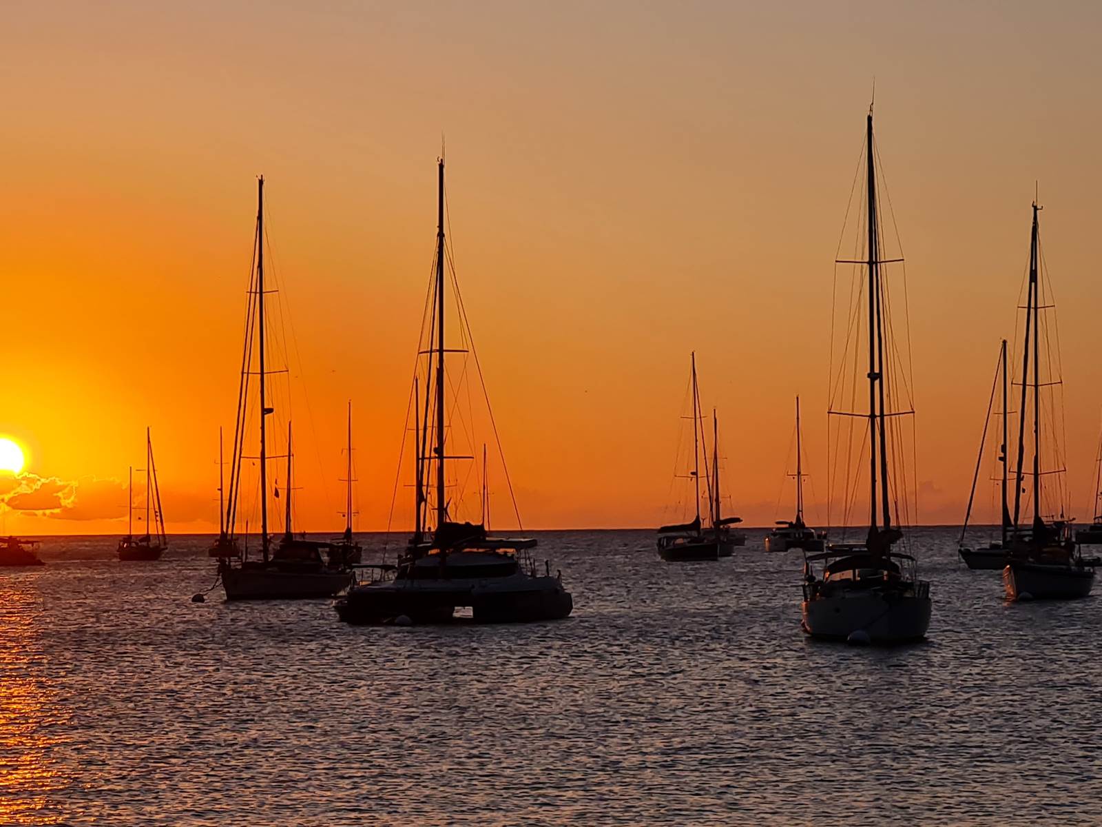 couché de soleil sur Kaona au port de Deshaies
