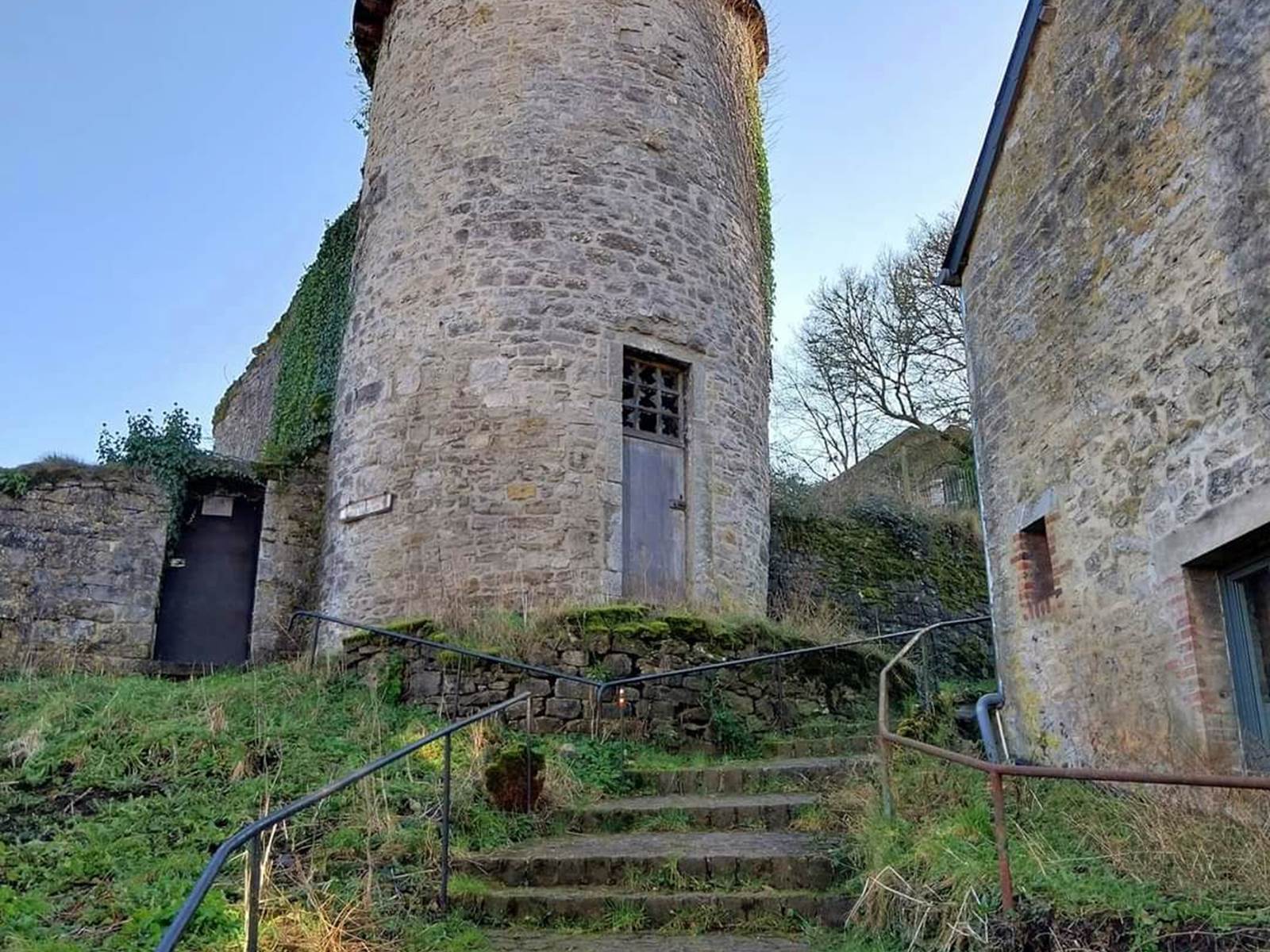 Tour Nismes-carousel