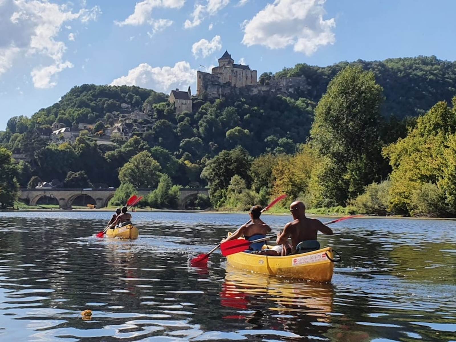 Canoé à proximité, au pied des châteaux