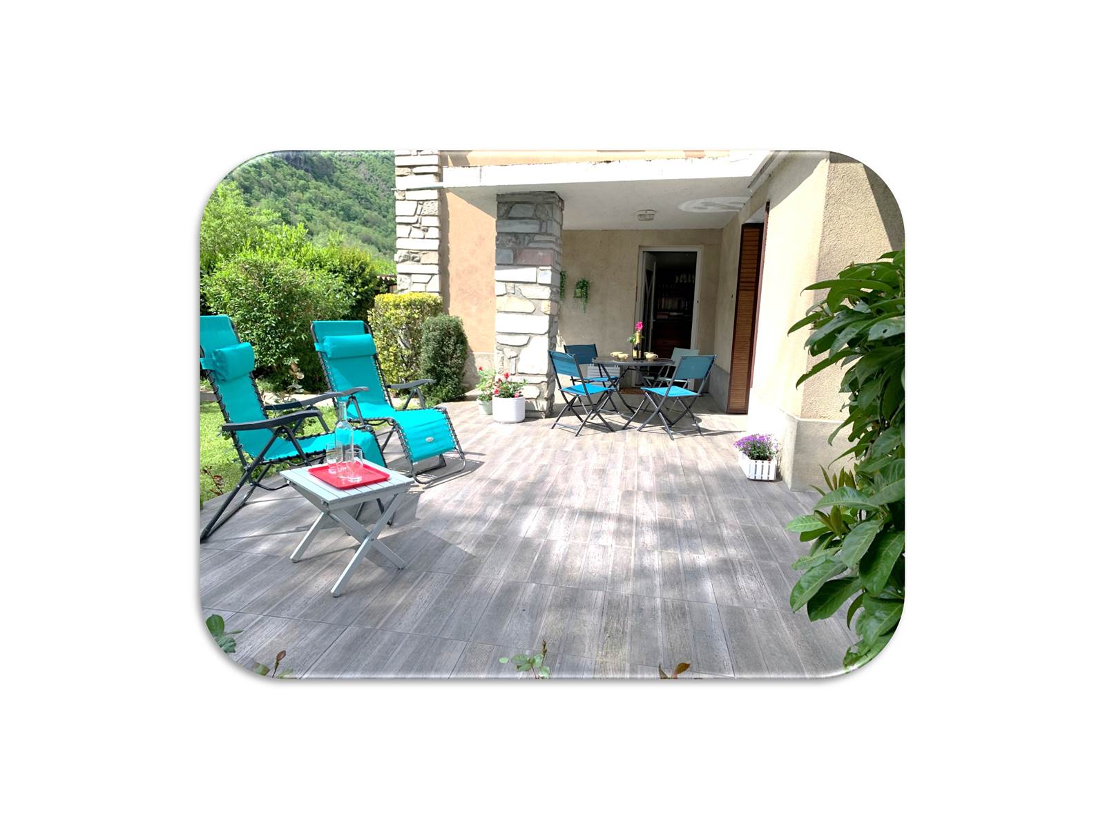 Terrasse table fond blanc