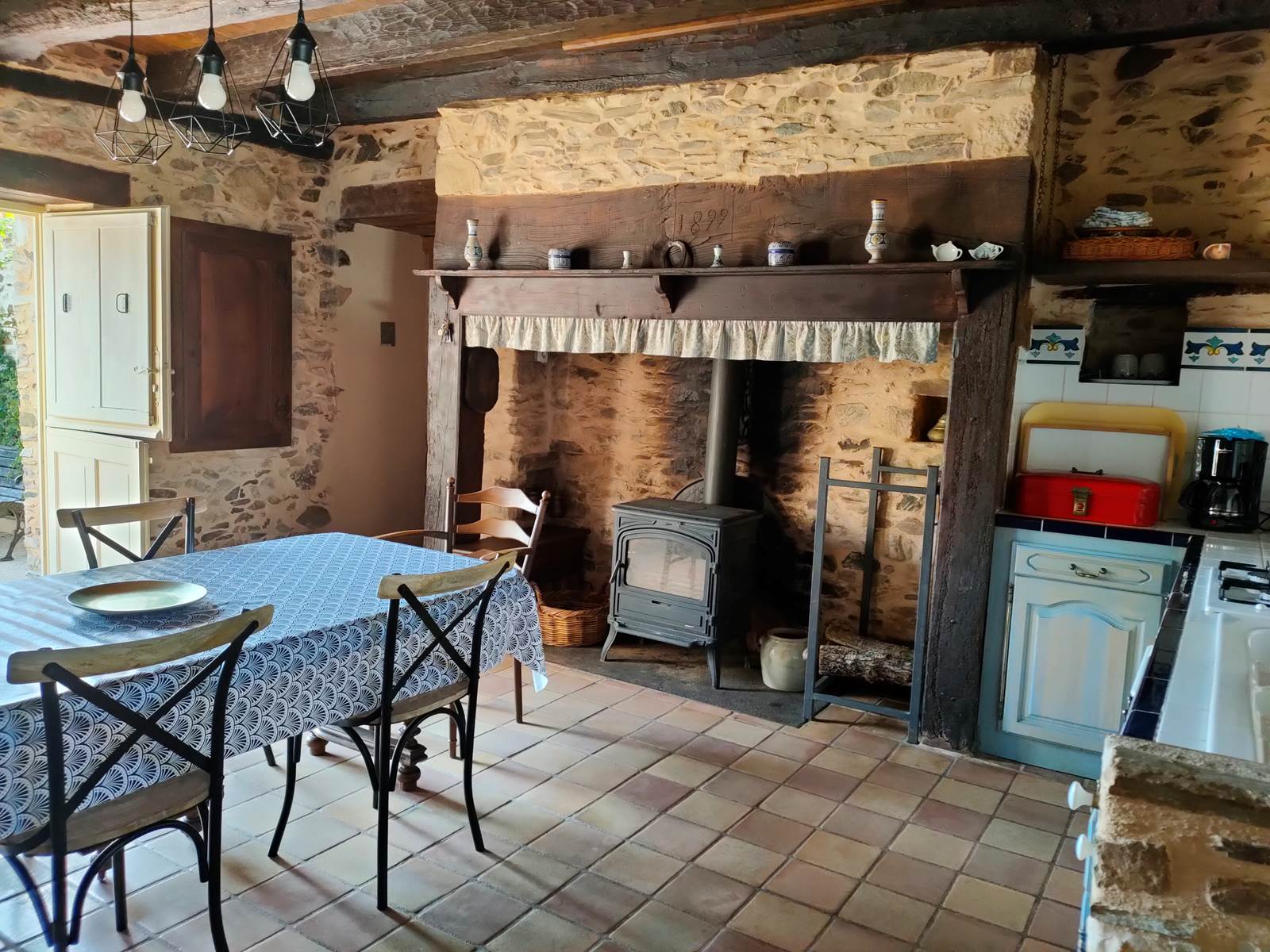 Coin cheminée dans la salle à manger