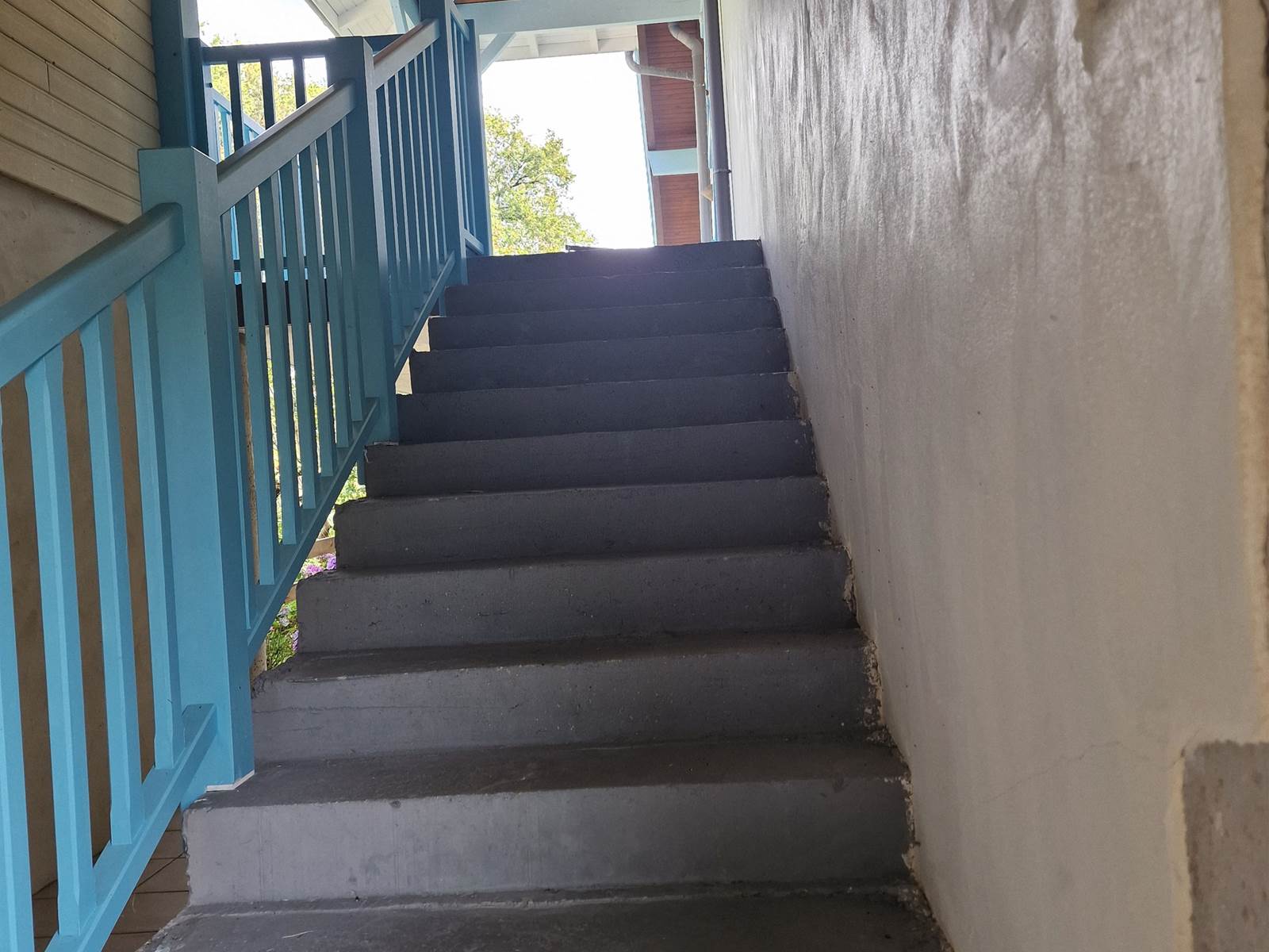 Escaliers très larges et petites marches,  très faciles à monter.  Les gens, Curistes ou non, n'ont aucun souci