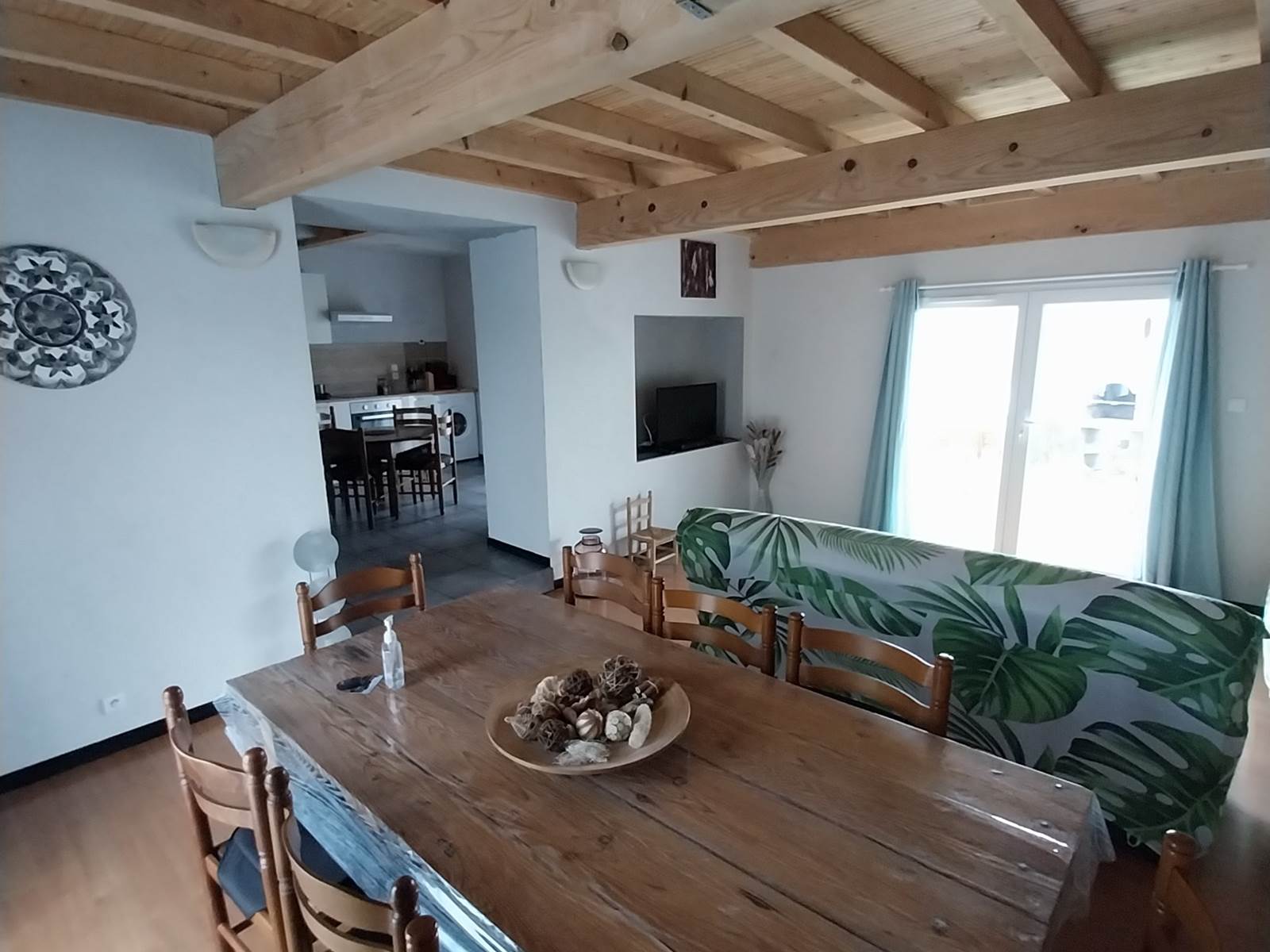 vue piece à vivre et cuisine gite 2