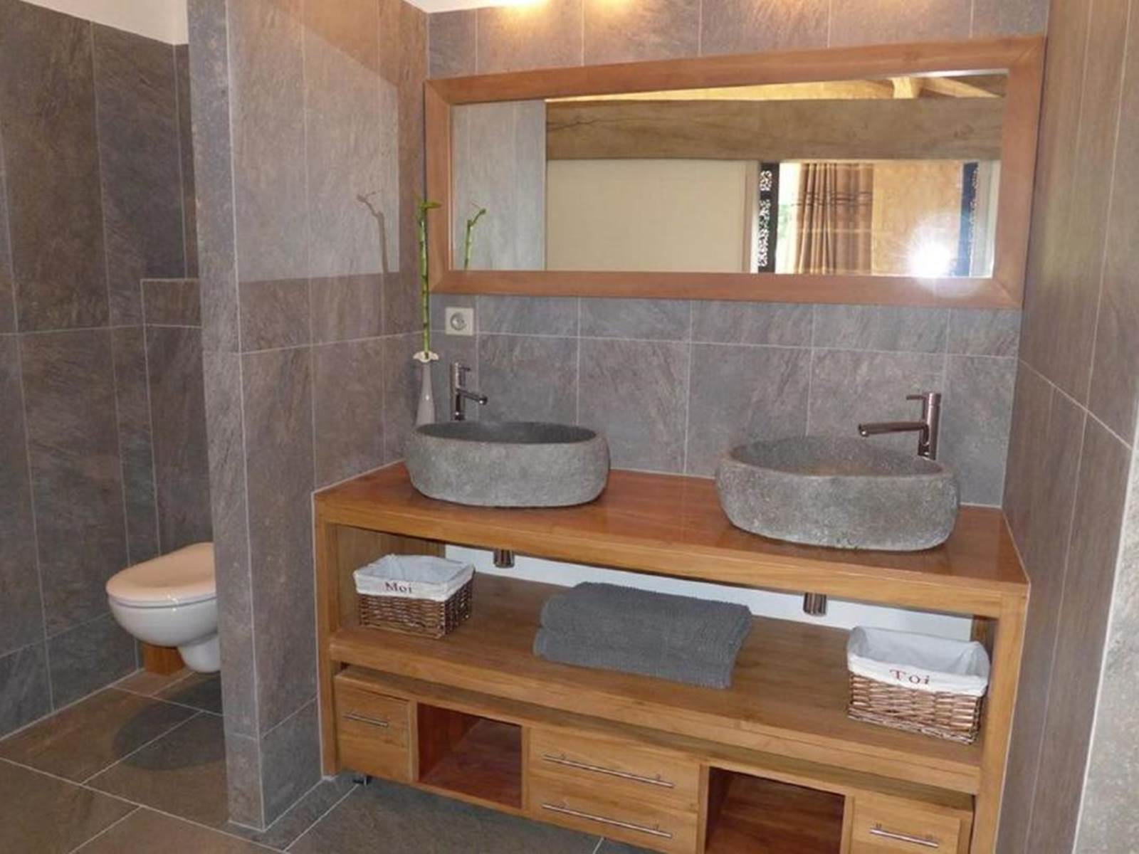 les-Doucins-et-Spa-Gîte-6-personnes-salle-de-bain