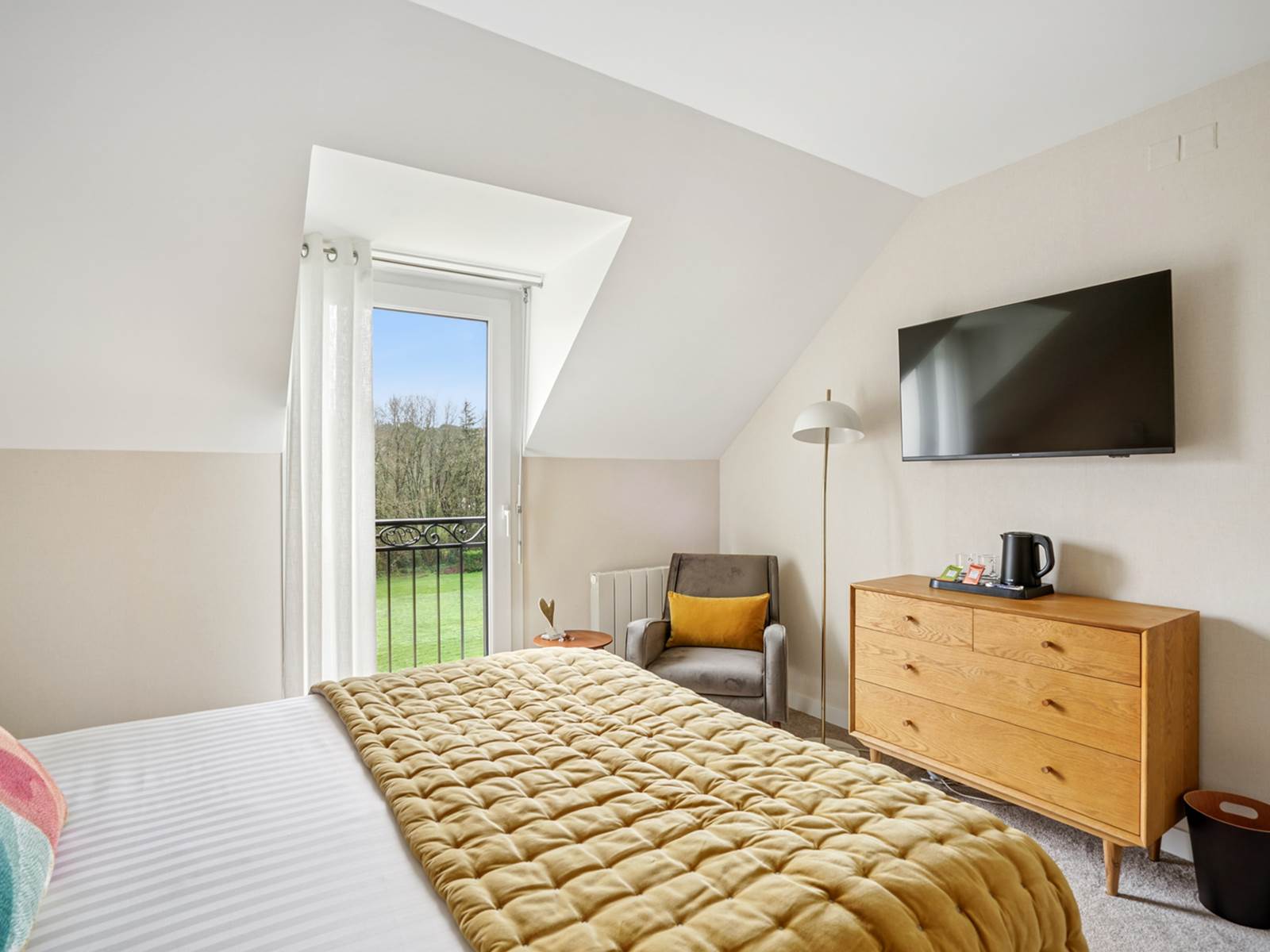 chambre-superieure-hotel-arradon-vue-jardin