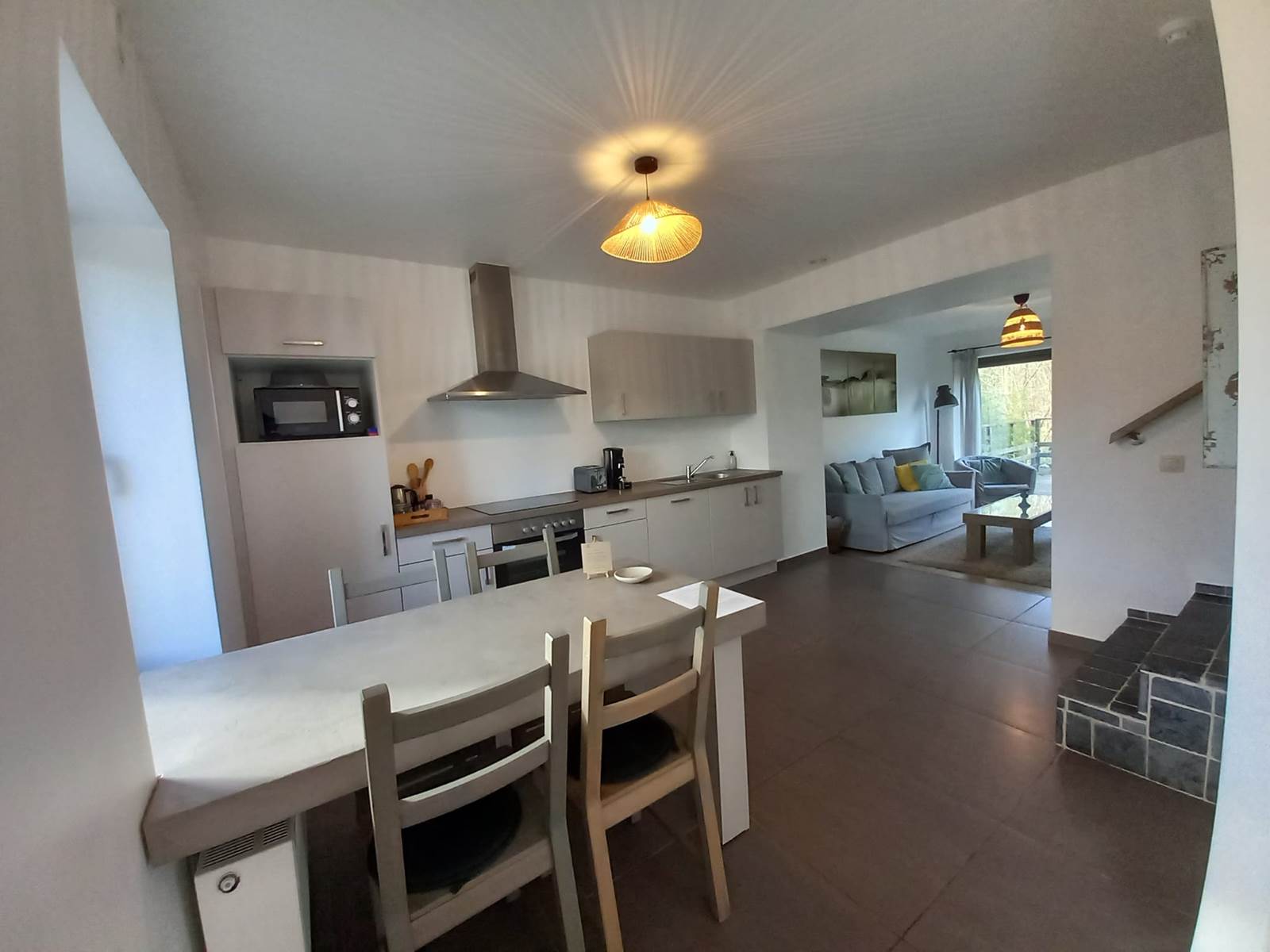 Cuisine-Salon. A l'ombre du chêne