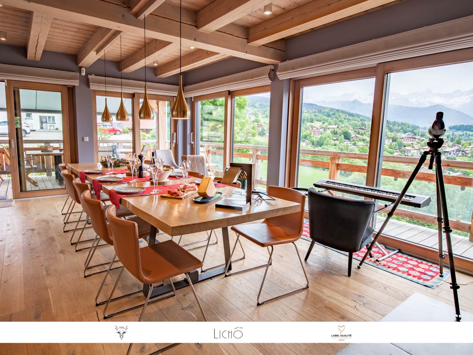 Grandes baies vitrées donnant sur la terrasse pour observer la montagne