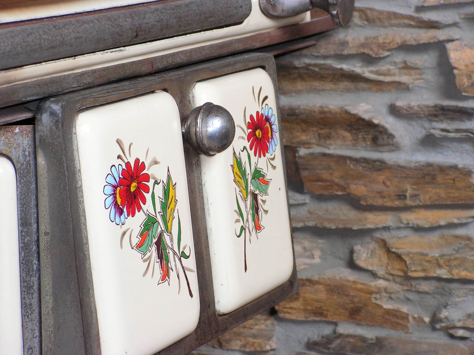 Ardennes : fleurs sur cuisiniere antique