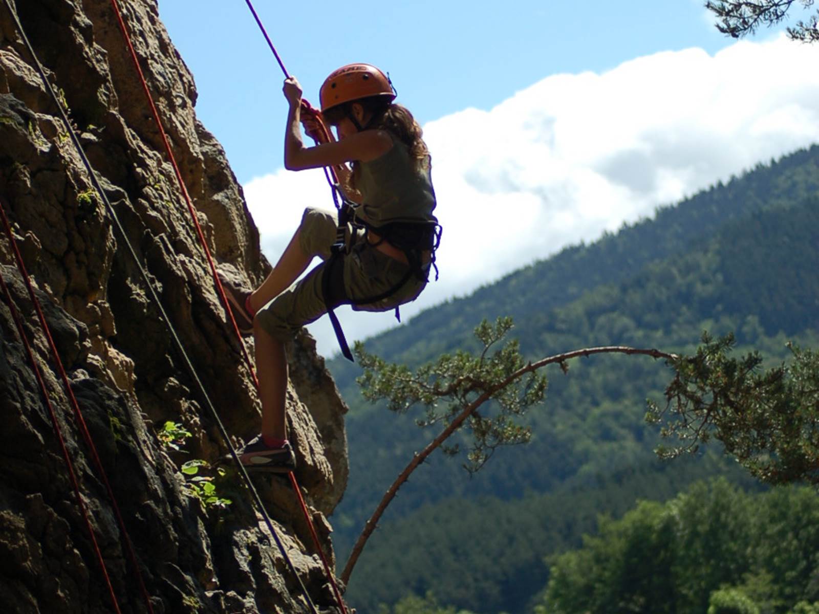 Activités à toute proximité: Escalade . Une Via Ferrata à 3 km