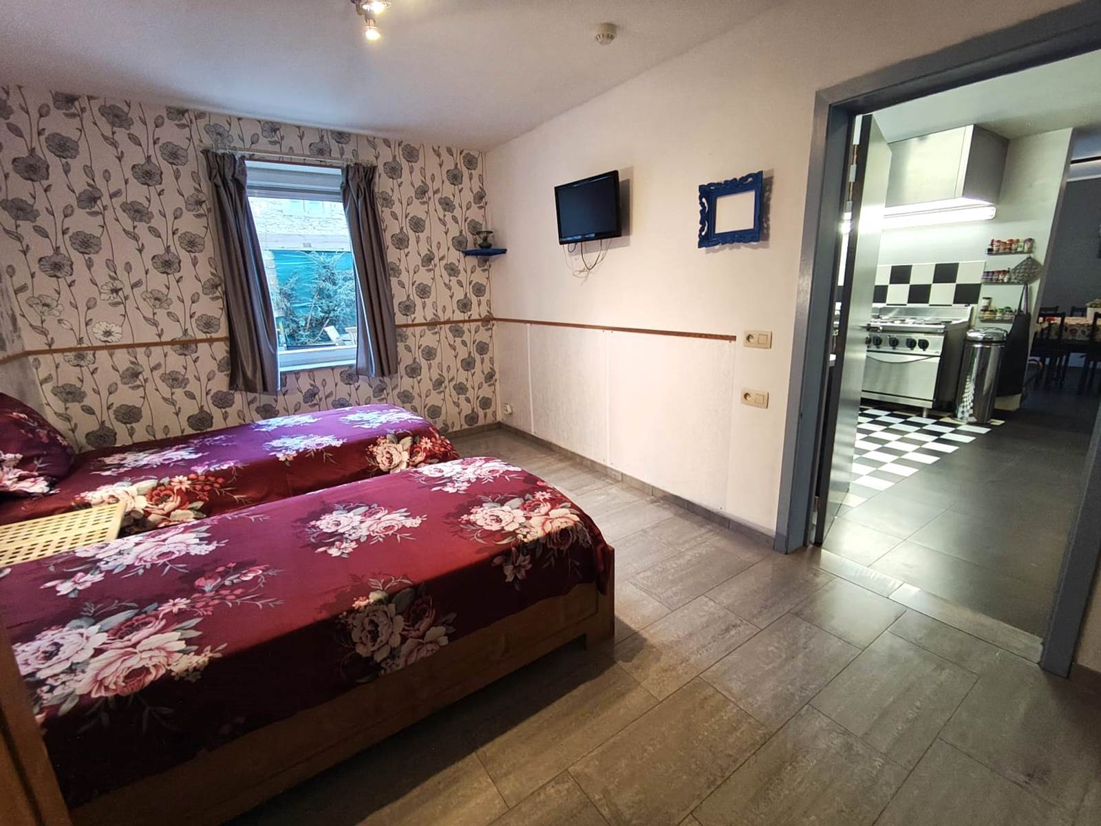 Donnant sur le séjour la chambre pour PMR