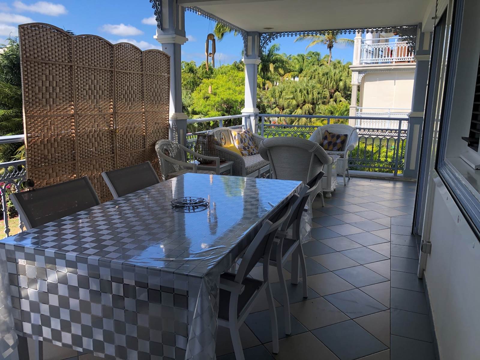 Grande terrasse en angle avec vue sur le parc