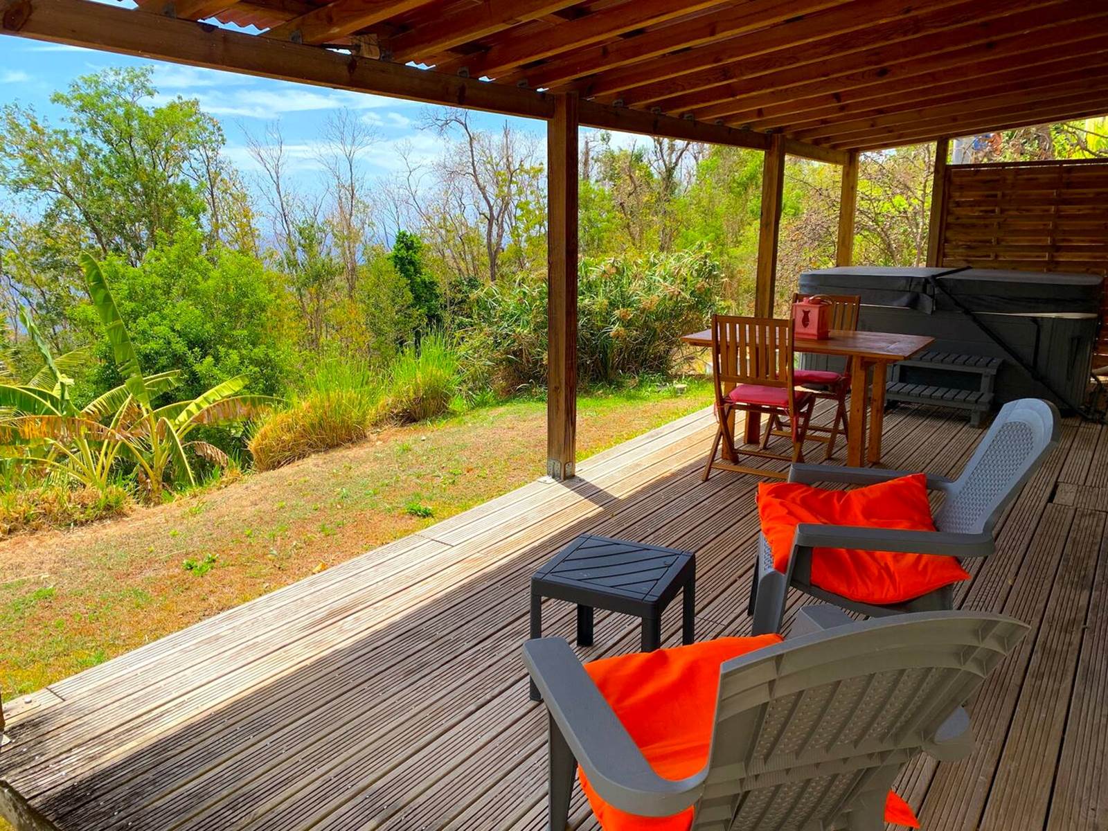 Terrasse couverte avec espace détente et vue sur le jardin