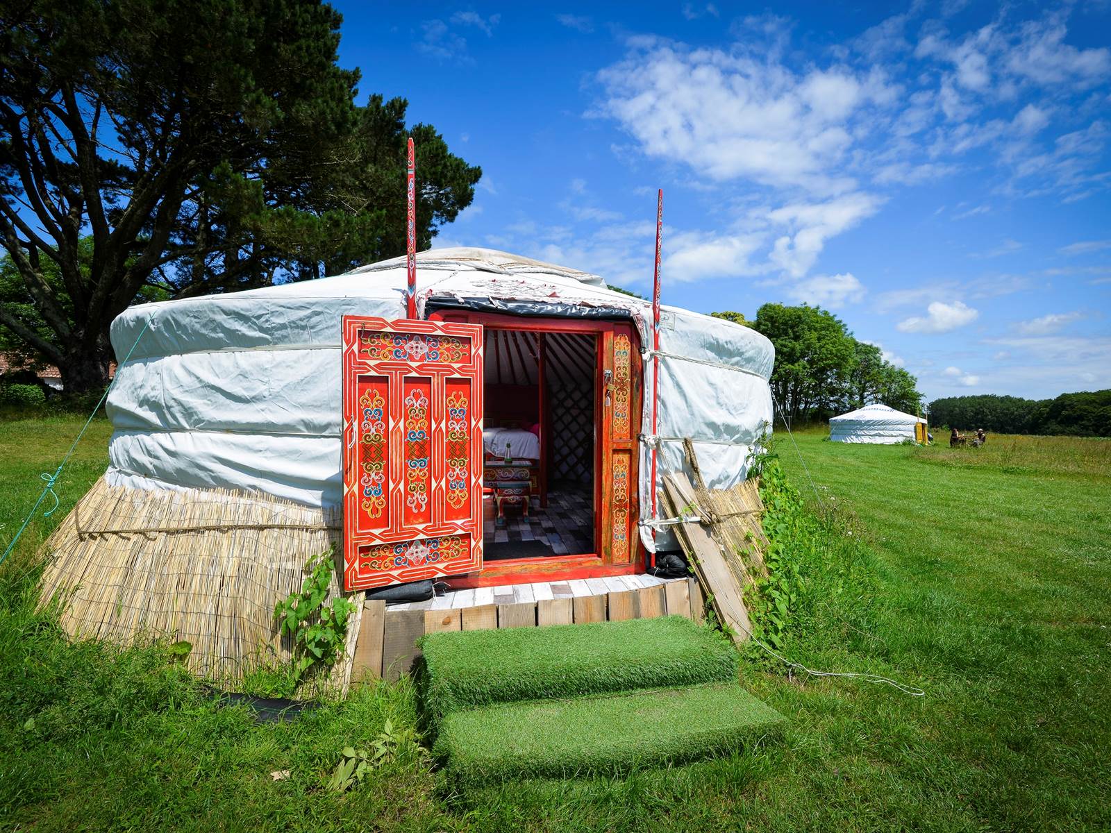 yourte rouge avec vue sur Groix