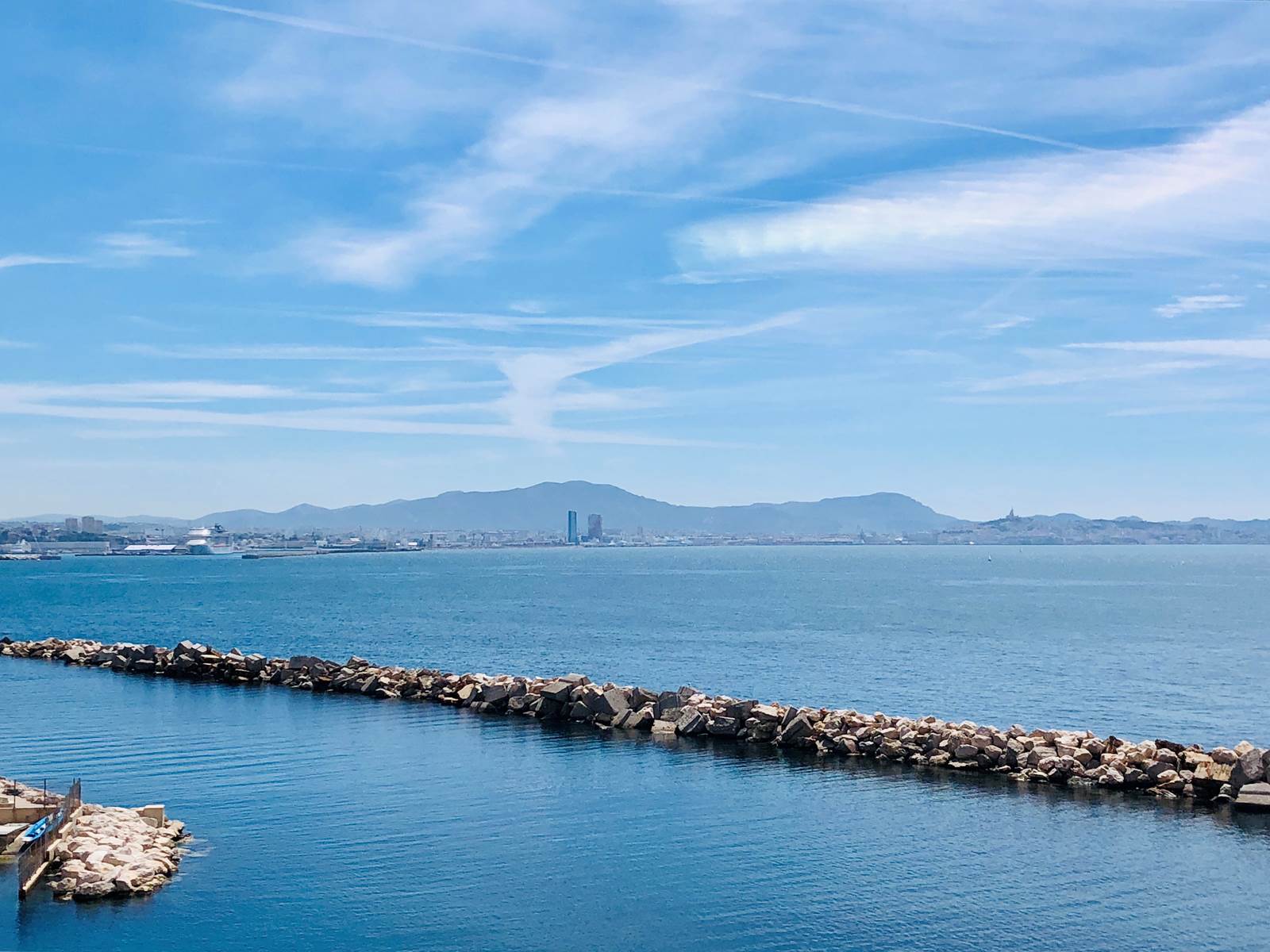 Marseille downtown  au lointain