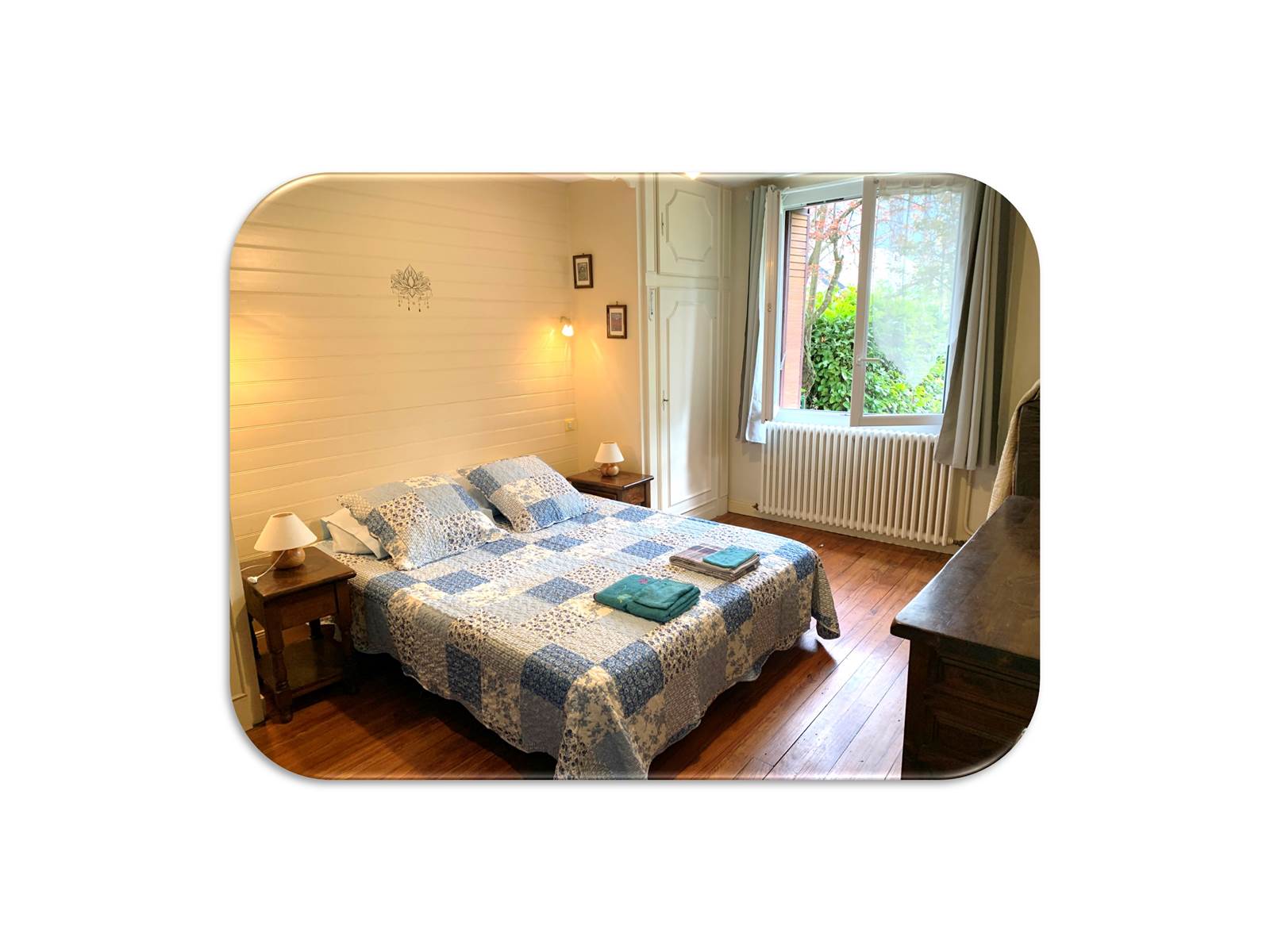 Chambre bleue fond blanc