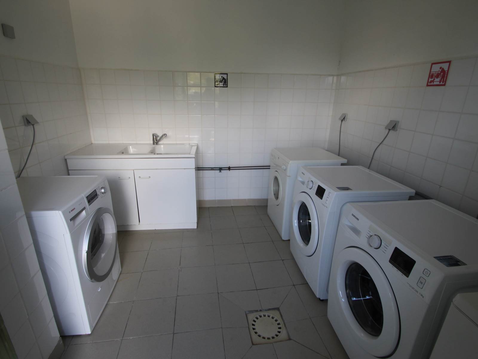 La laverie avec lave-linge et sèche-linge