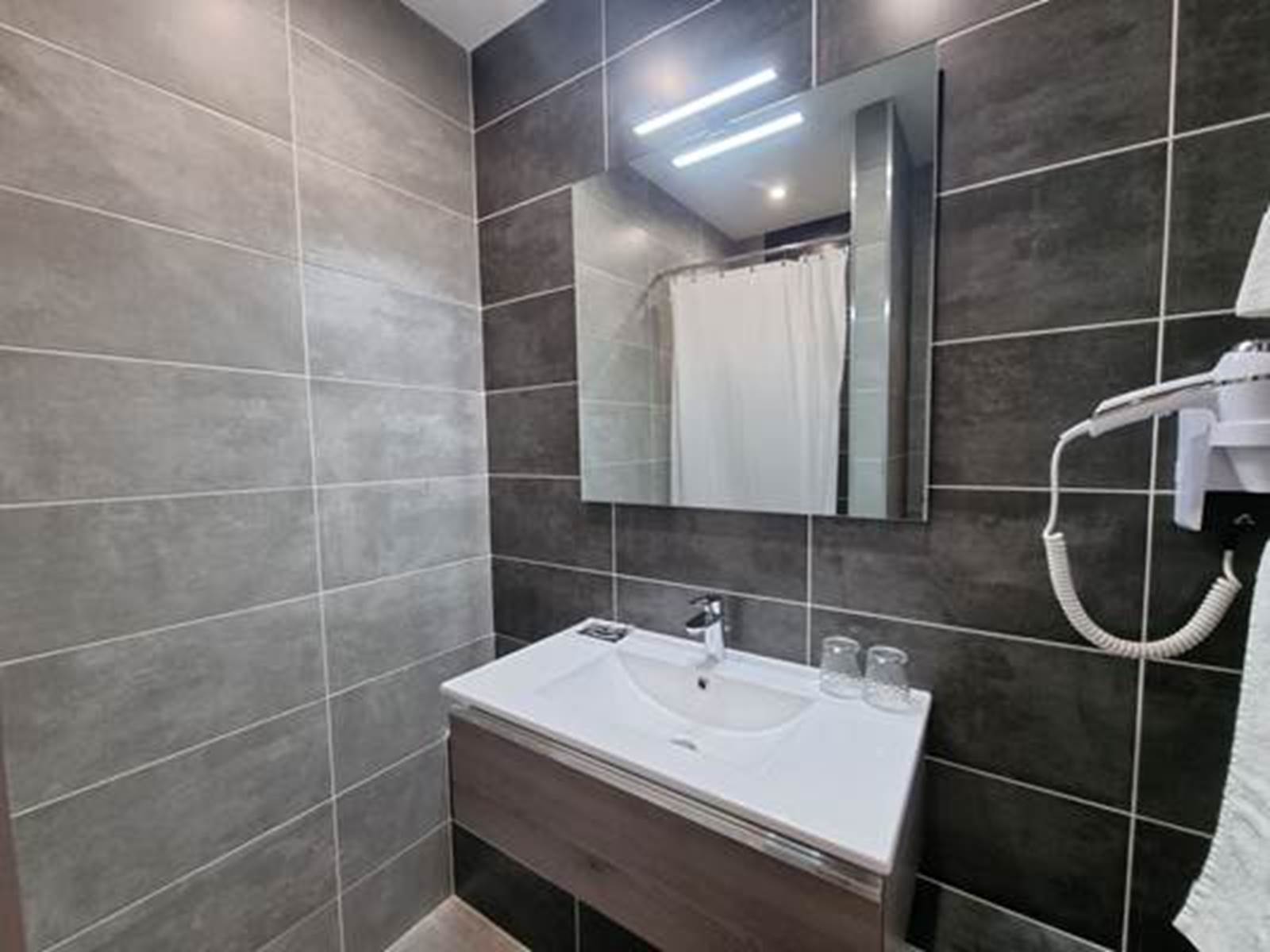 Hotel Ambeille salle de bain douche 2