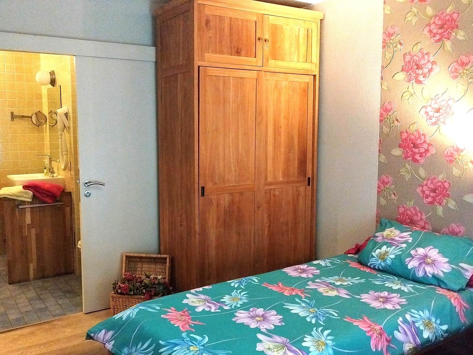 La chambre fleurie donnant sur l'arrière du bâtiment