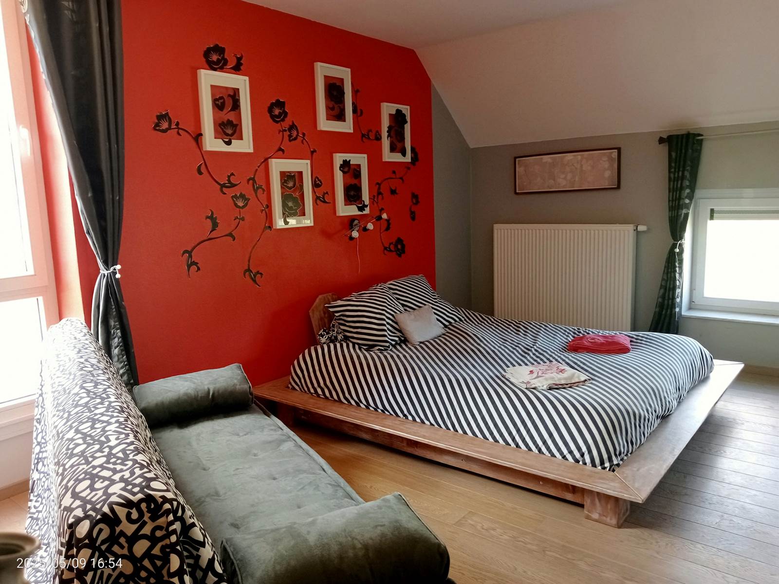 La chambre rouge peut recevoir les parents et 2 enfants