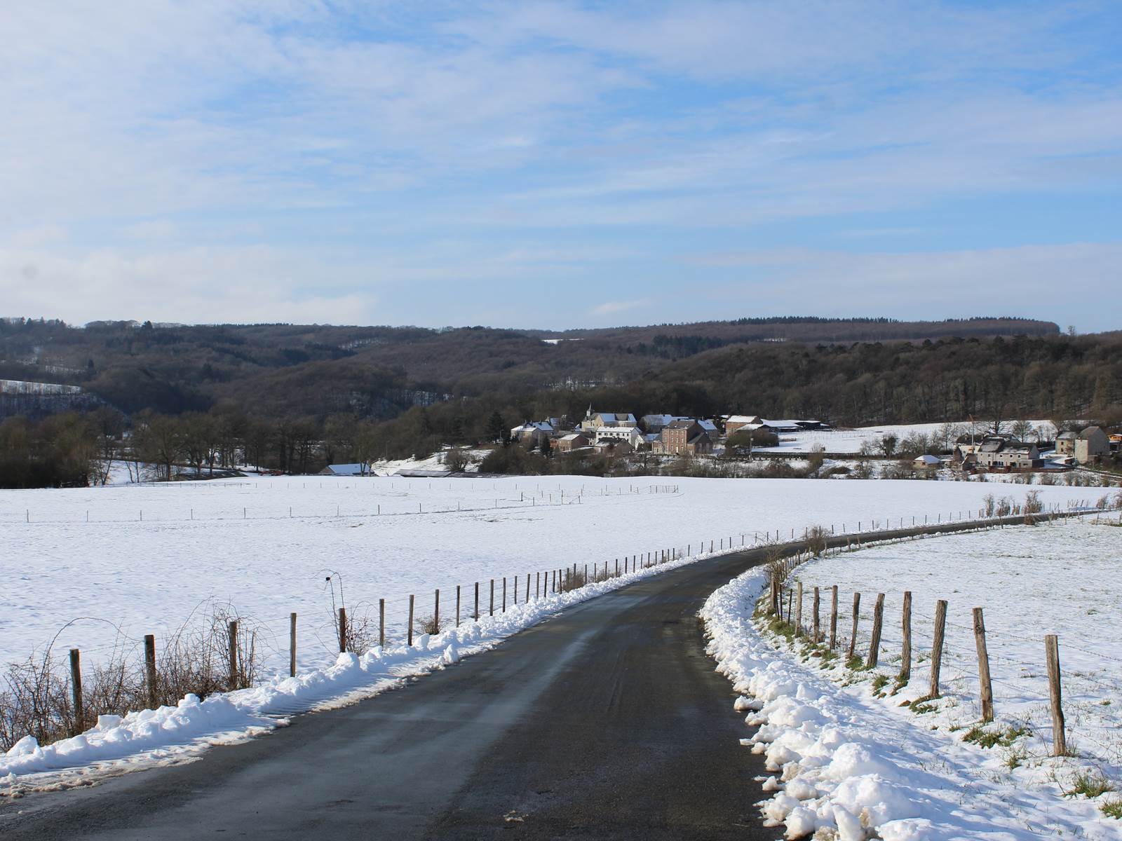 Le hameau de Xhignesse est mis en valeur par la neige et le ciel bleu. Merci la natture.