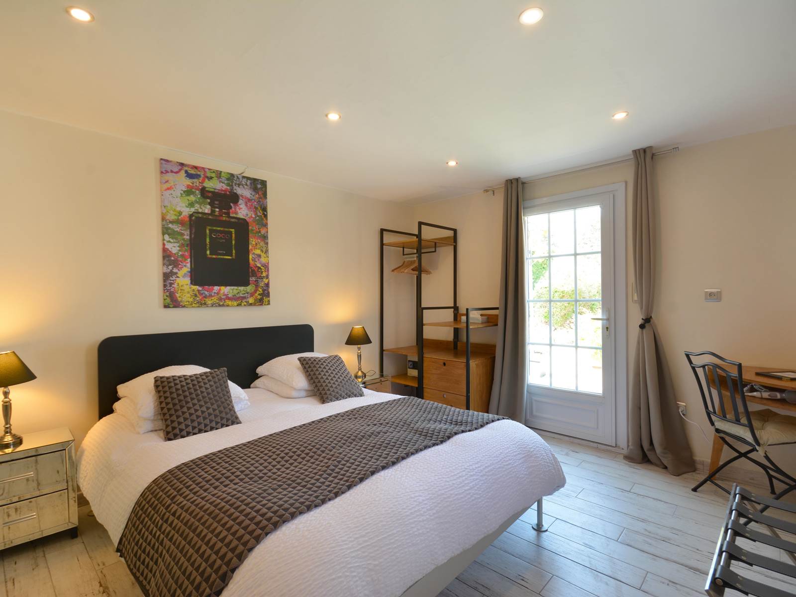 chambre de Julien , queen size bed