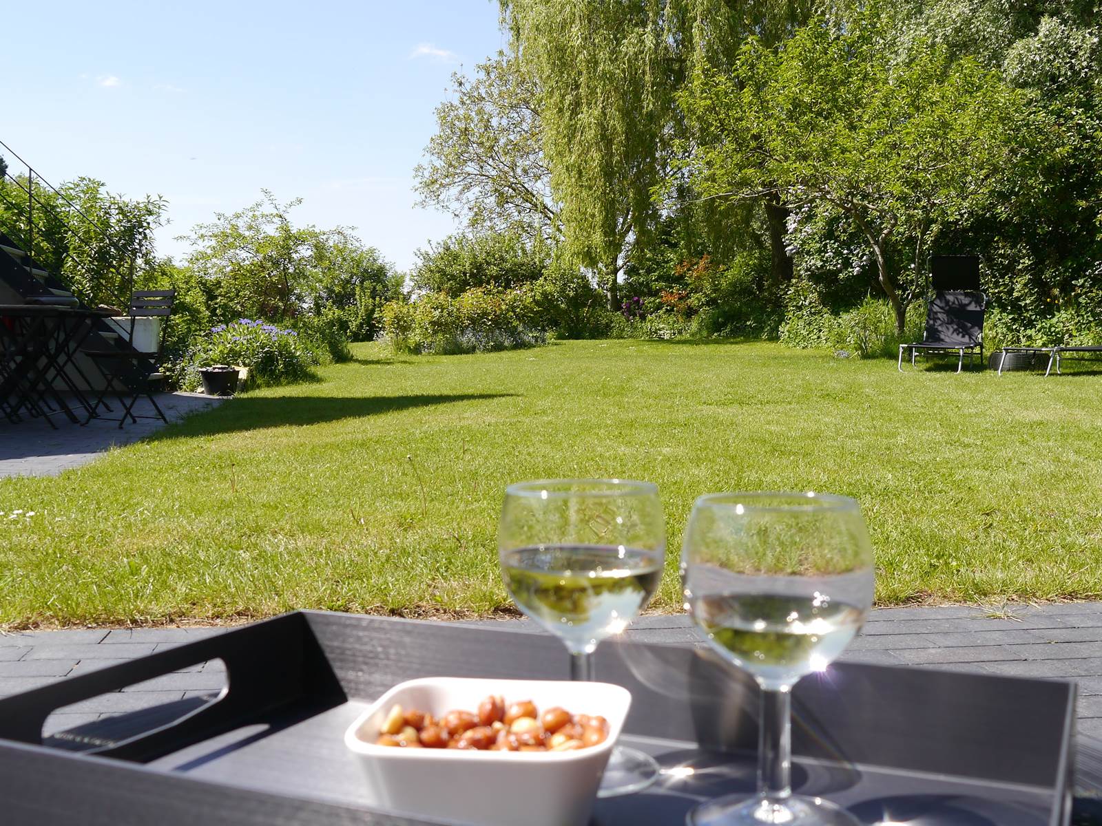 Vous pourrez vous détendre sur la terrasse face au spectacle du jardin en sirotant un apéritif ou en prenant un bain de soleil