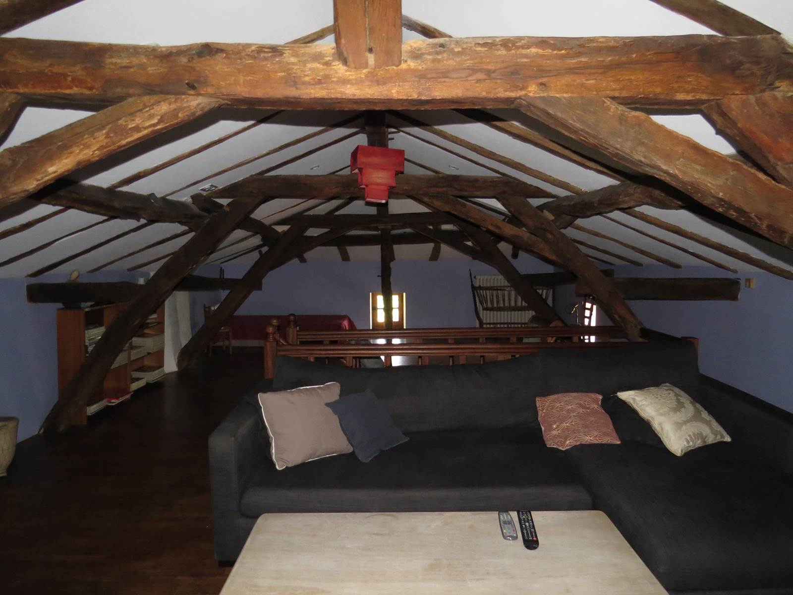 Dortoir avec 2 lits simples et 2 canapés TV