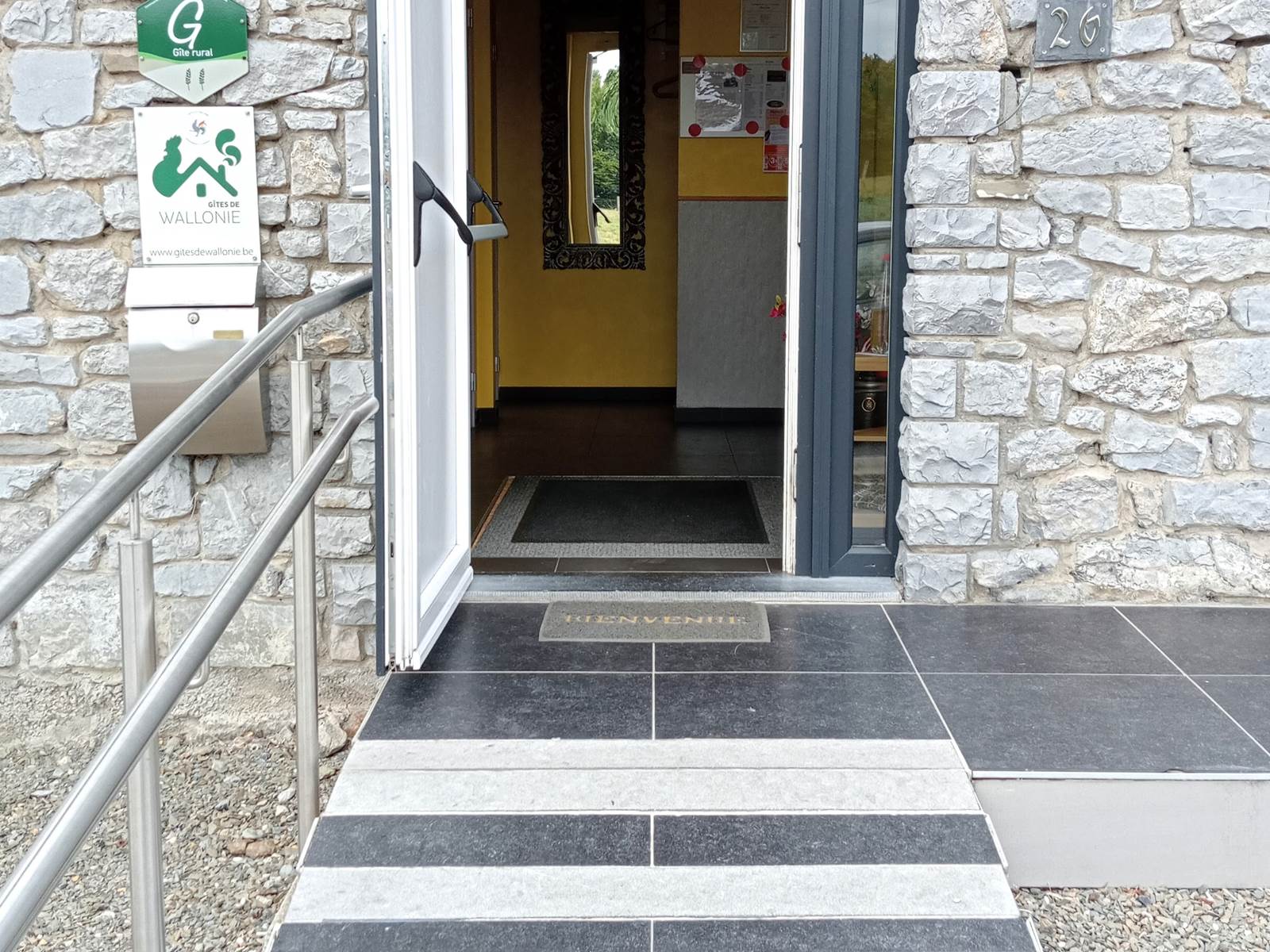 Rampe d'entrée avec main courante