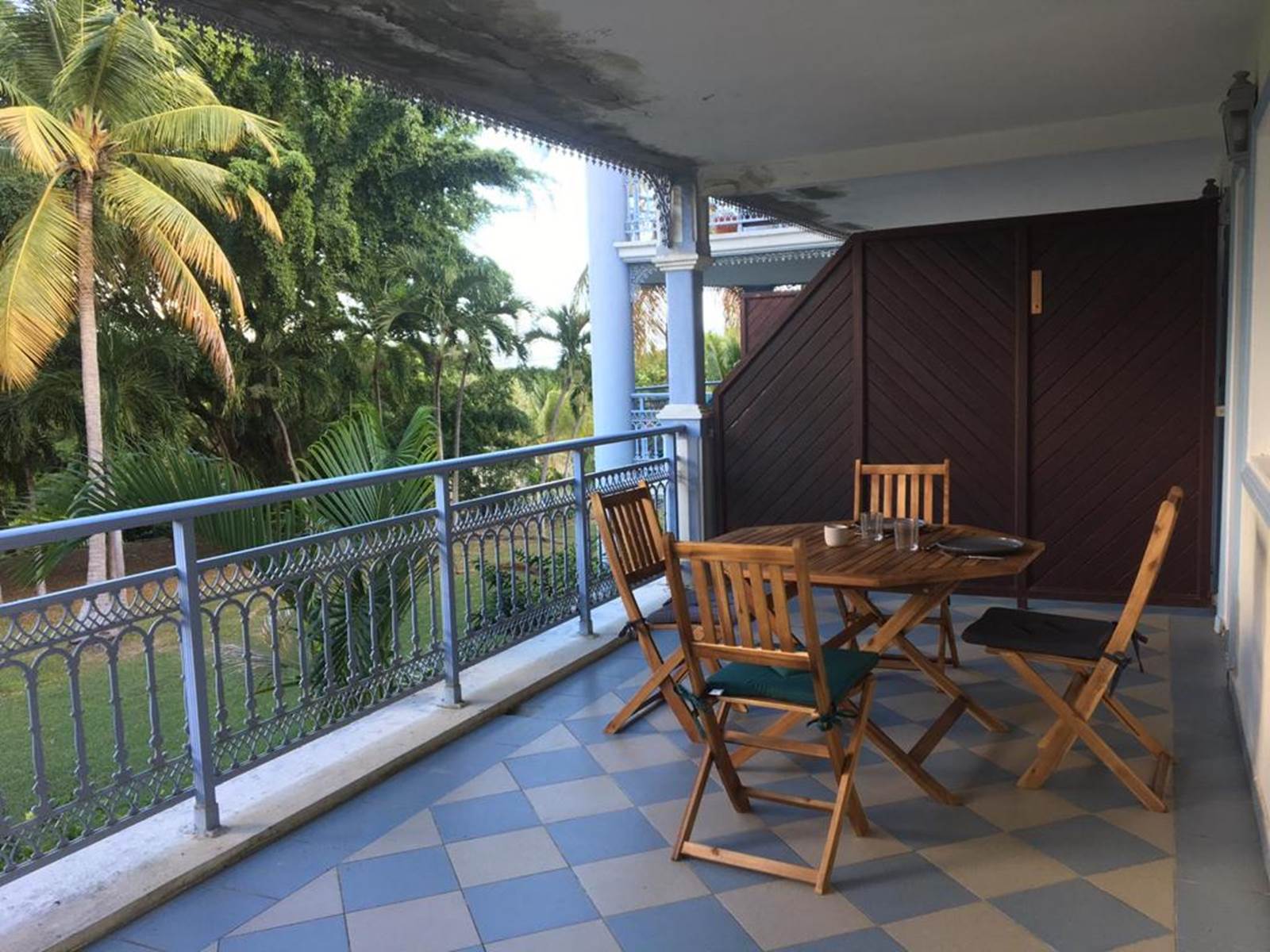 Terrasse couverte vue sur le jardin