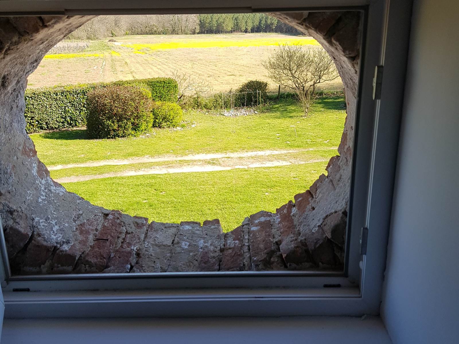 Vue sur les Pyrénées et la campagne de la 2ème chambre