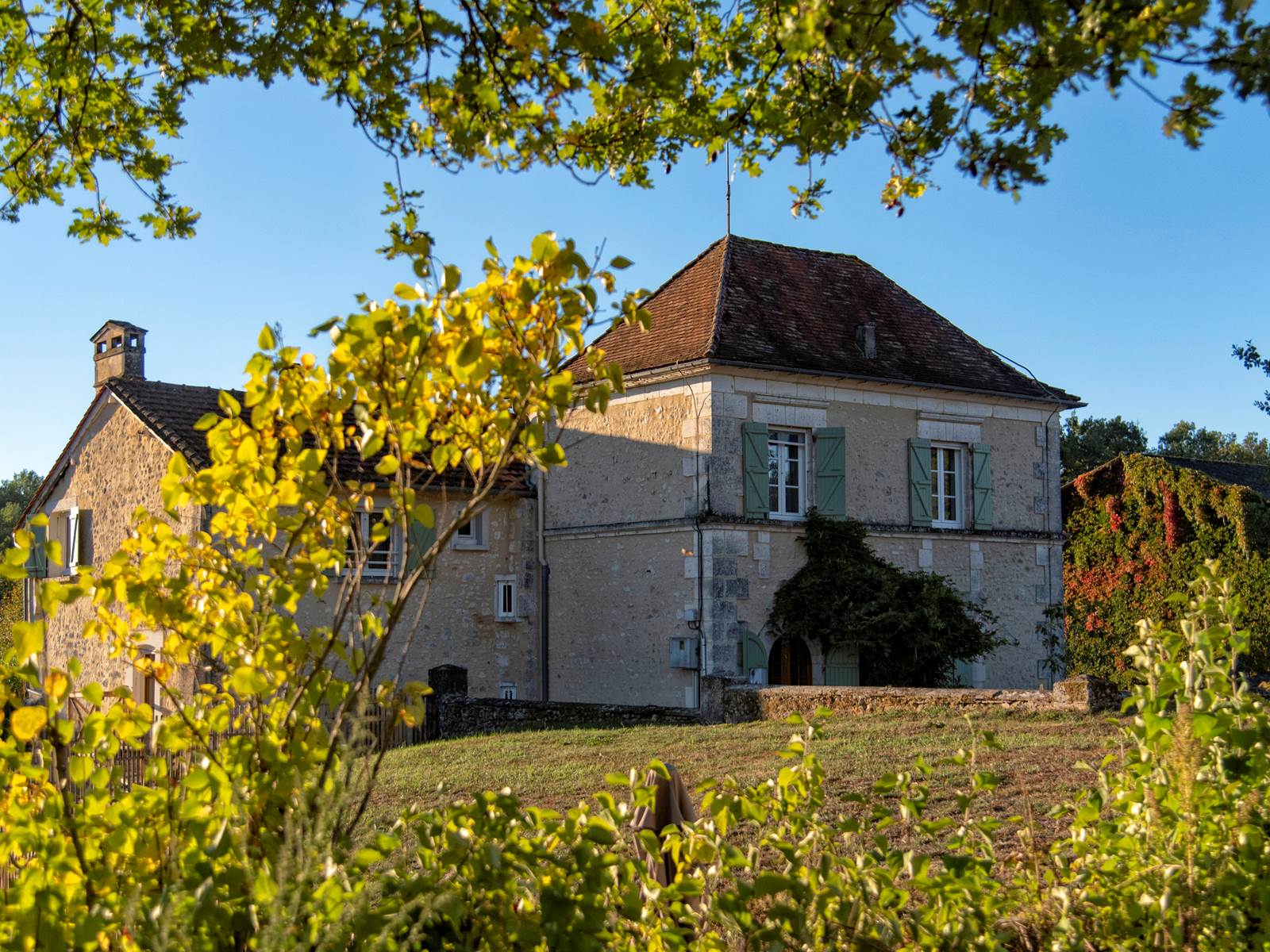 Grande Maison depuis le chemin (c) M Dartenset