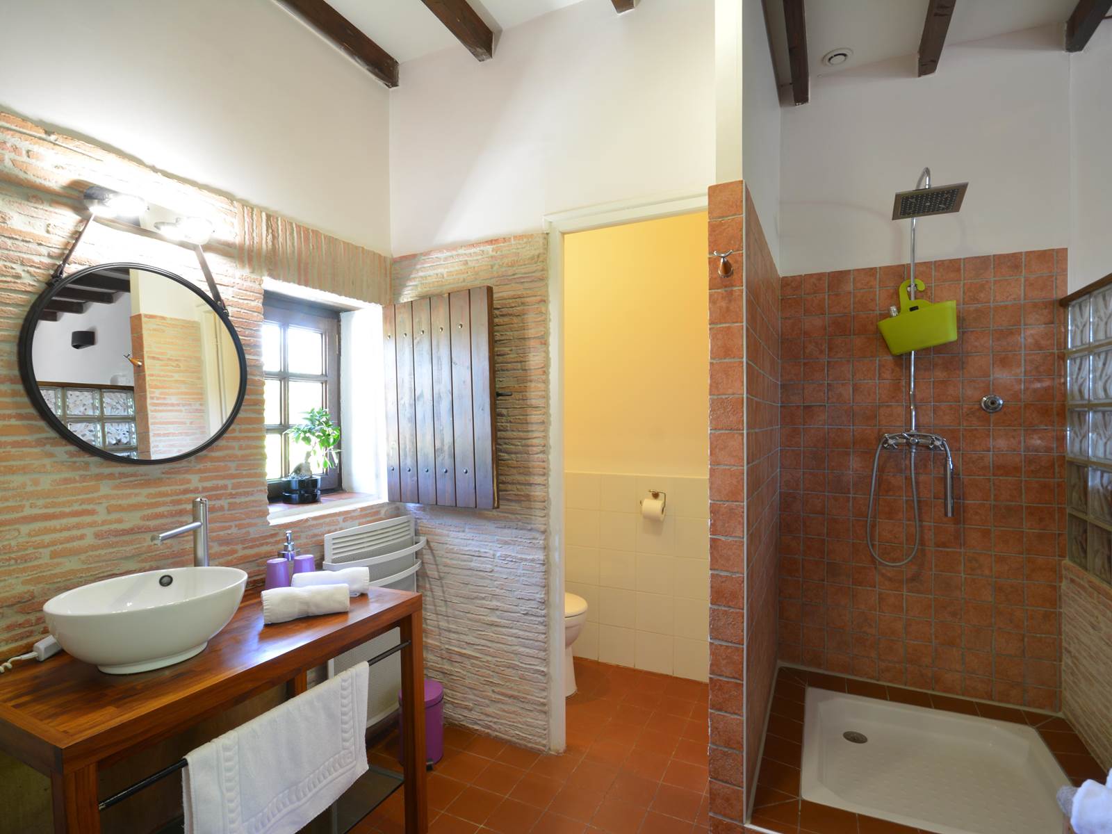 la salle de bain avec douche  a l italienne