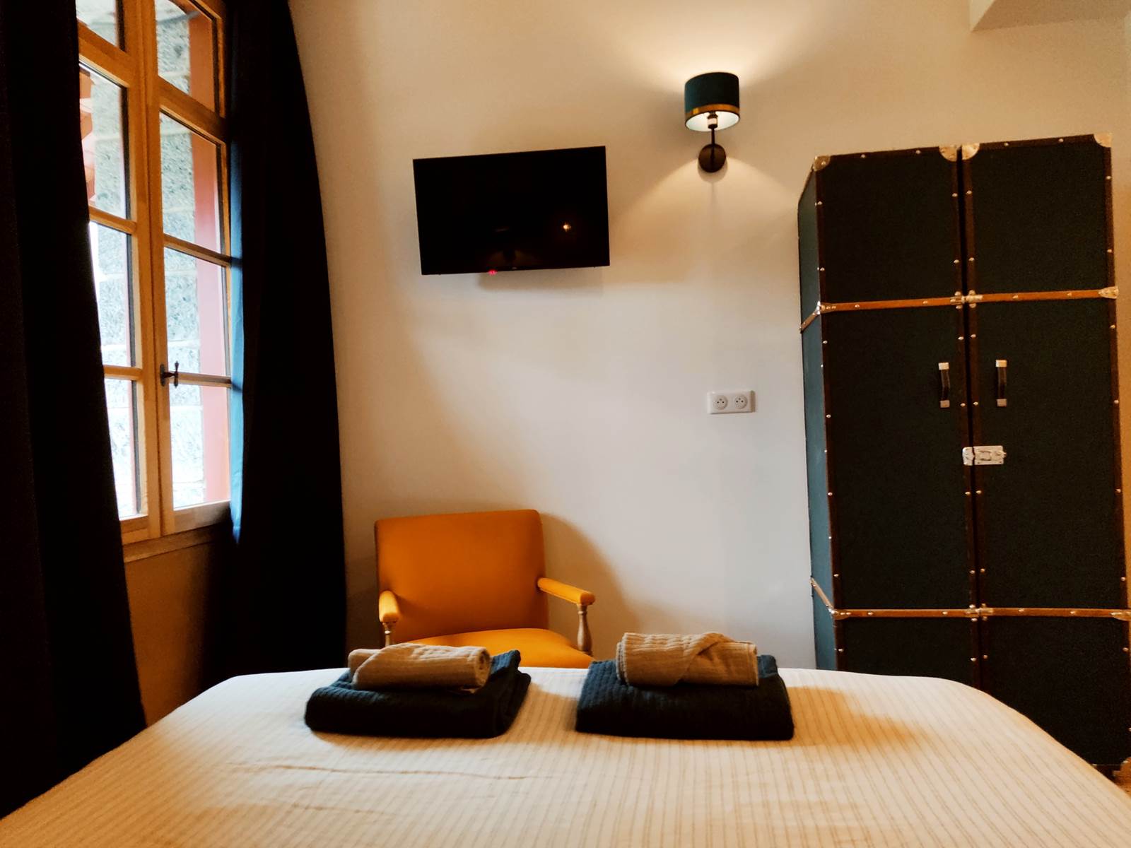 CHAMBRE 4 VUE DU LIT