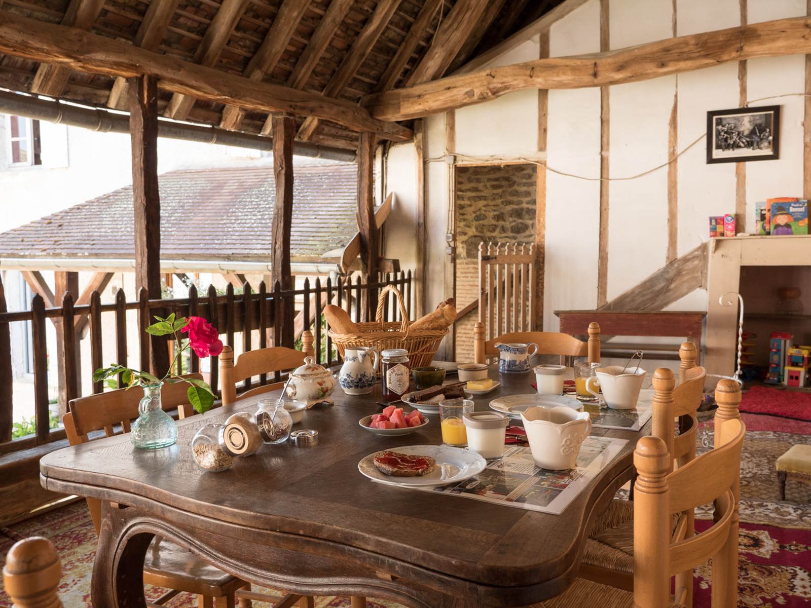 petit-dejeuner sur la terrasse en été-carousel