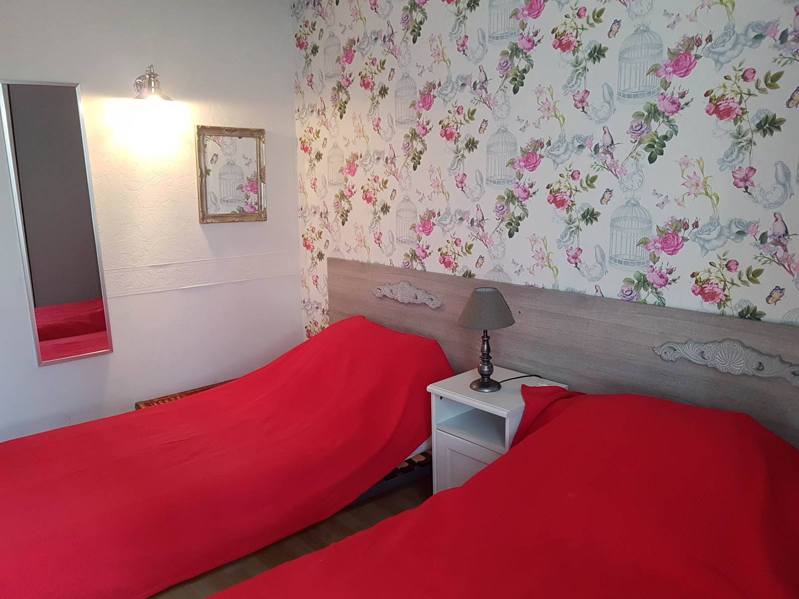 Chambre 1er étage, 2 lits 90, rangements, placards.