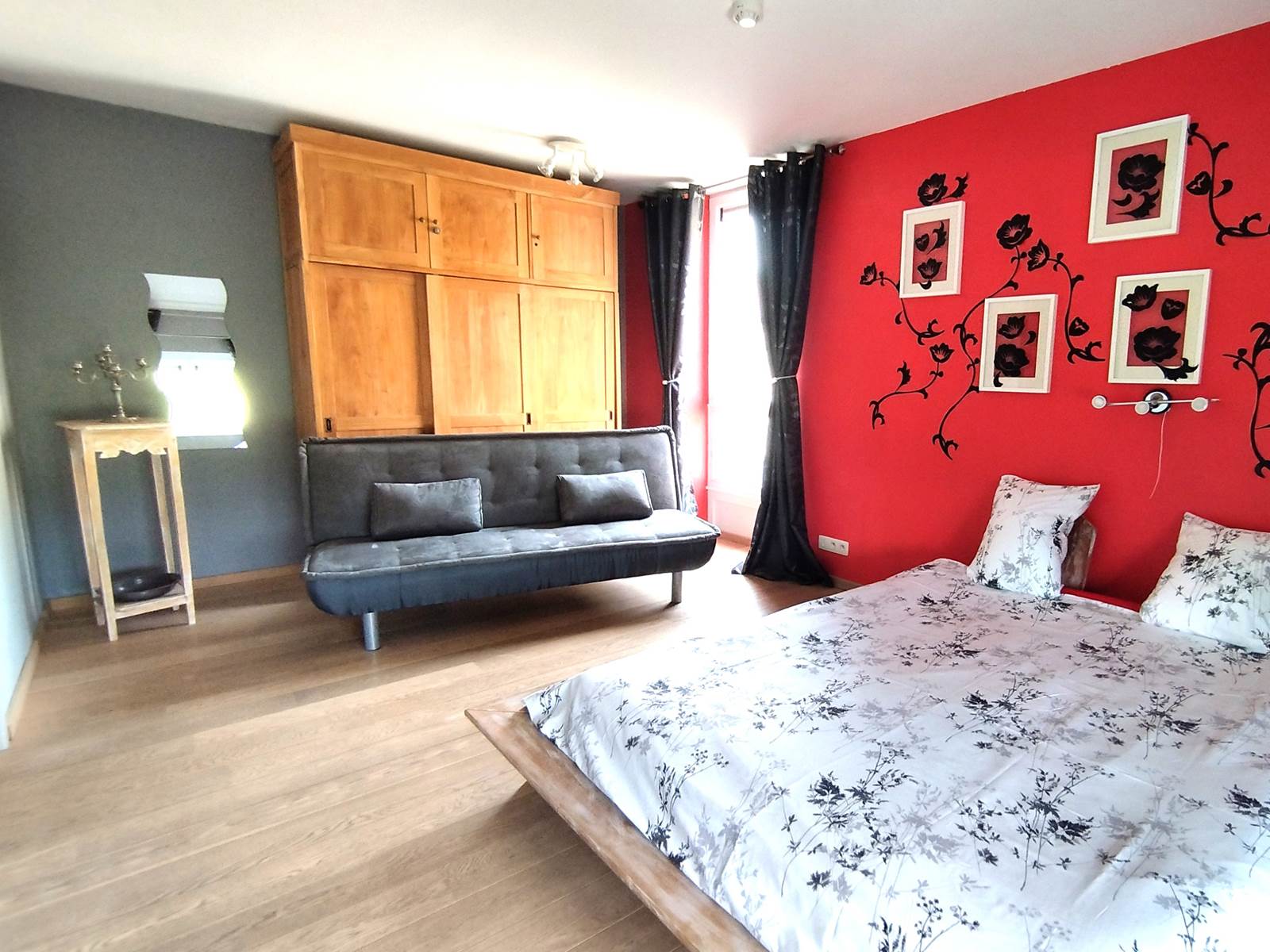 La chambre est spacieuse, comme son grand lit