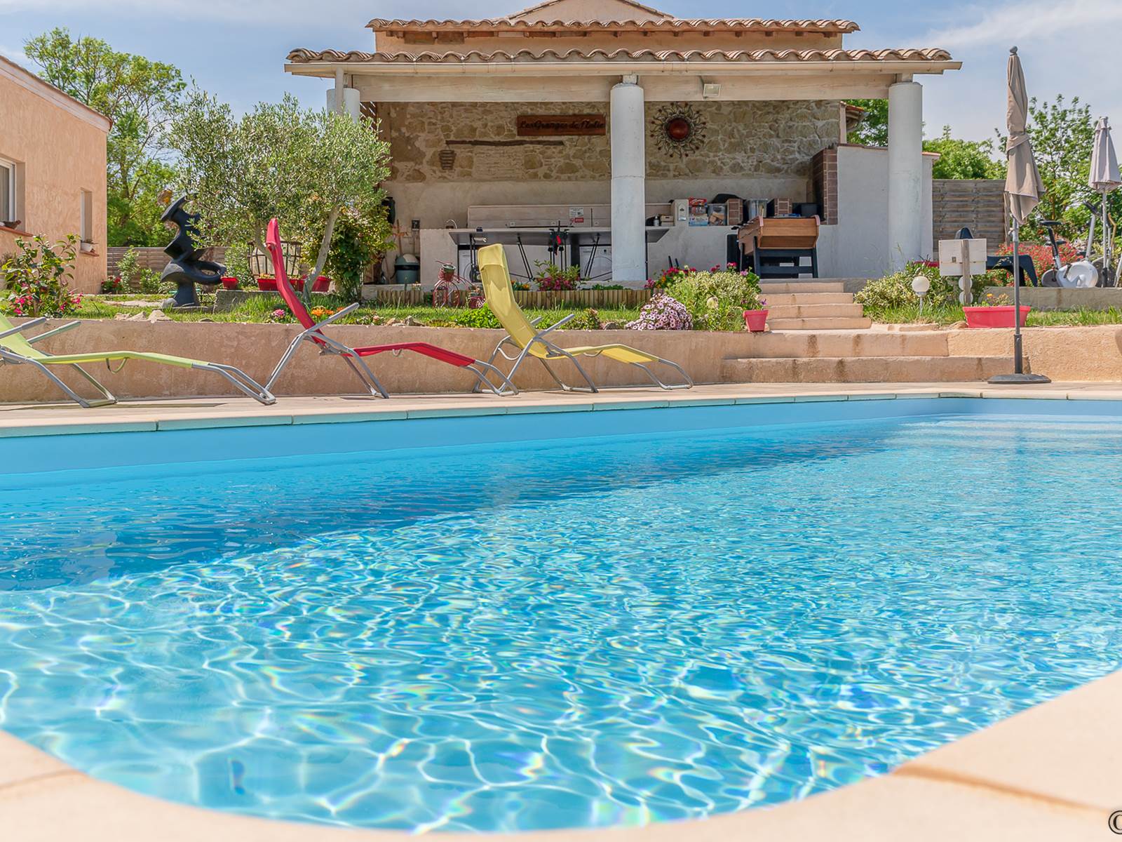 vue depuis la piscine vers terrasse