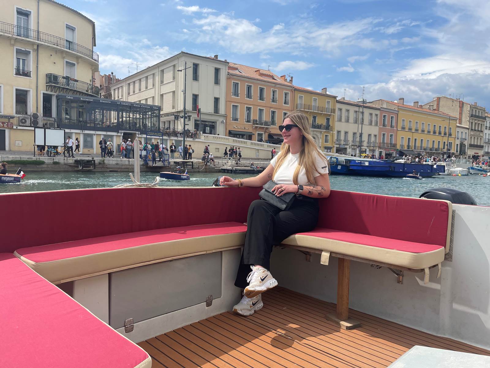 Le confort d'un des bateau et son équipière dans les canaux à Sète-carousel